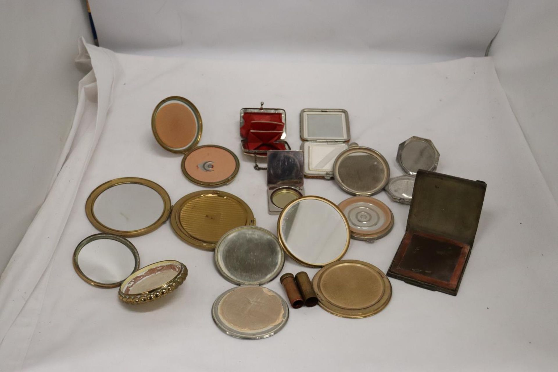 A COLLECTION OF VINTAGE COMPACTS TO INCLUDE STRATTON, ETC - Image 2 of 7