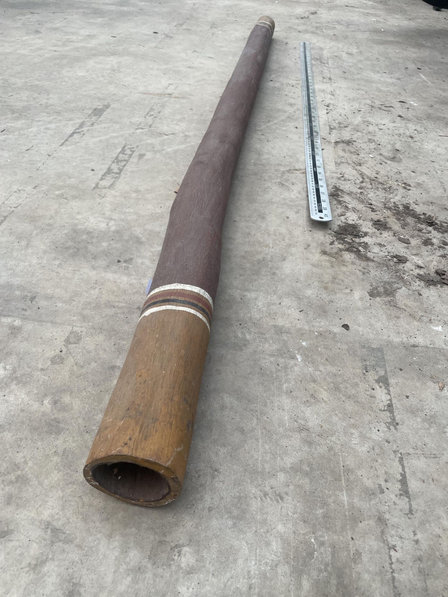 A DECORATIVE WOODEN DIDGERIDOO - Bild 2 aus 3