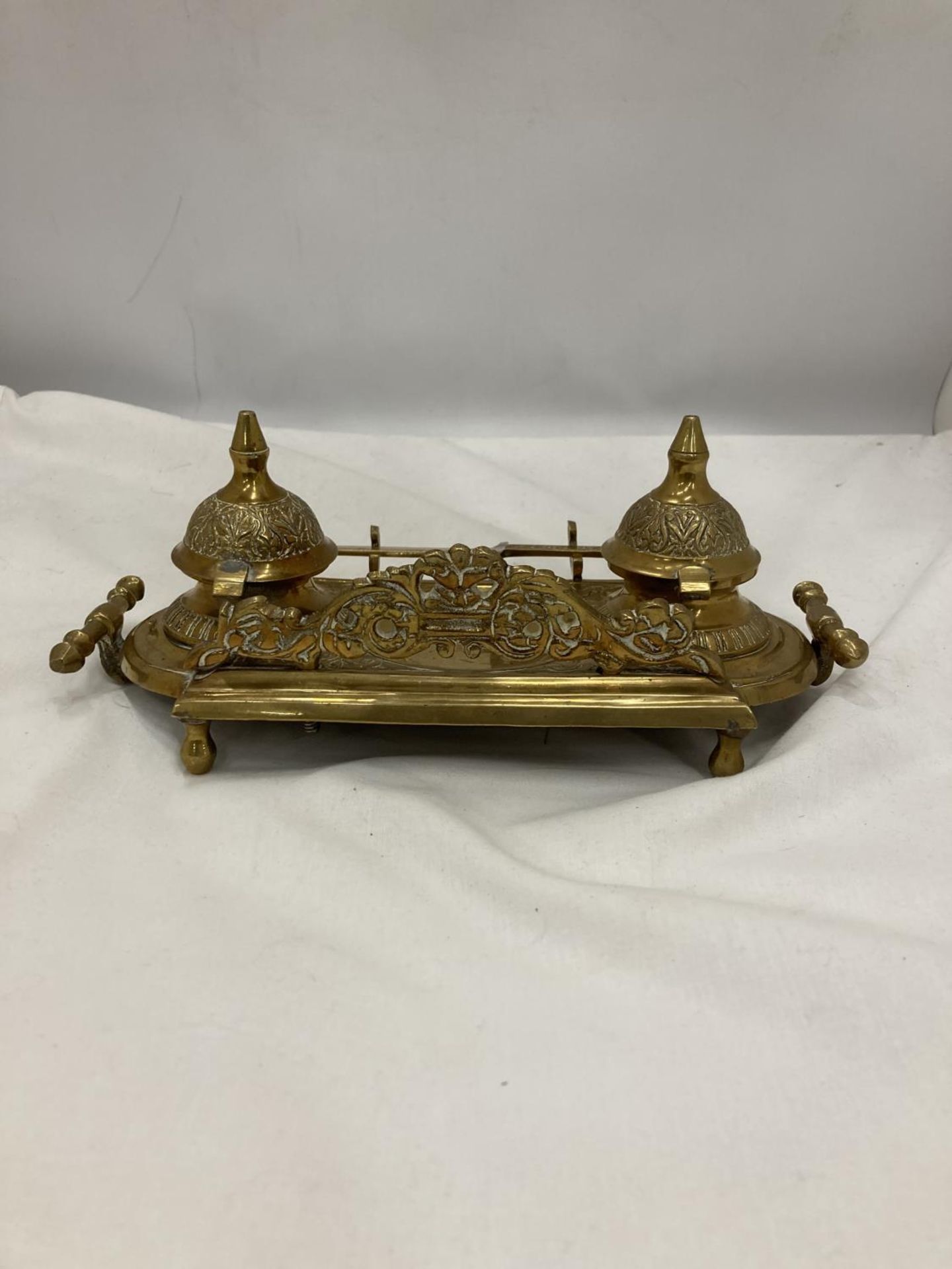 AN ORNATE VINTAGE BRASS INKWELL STAND - Image 5 of 5