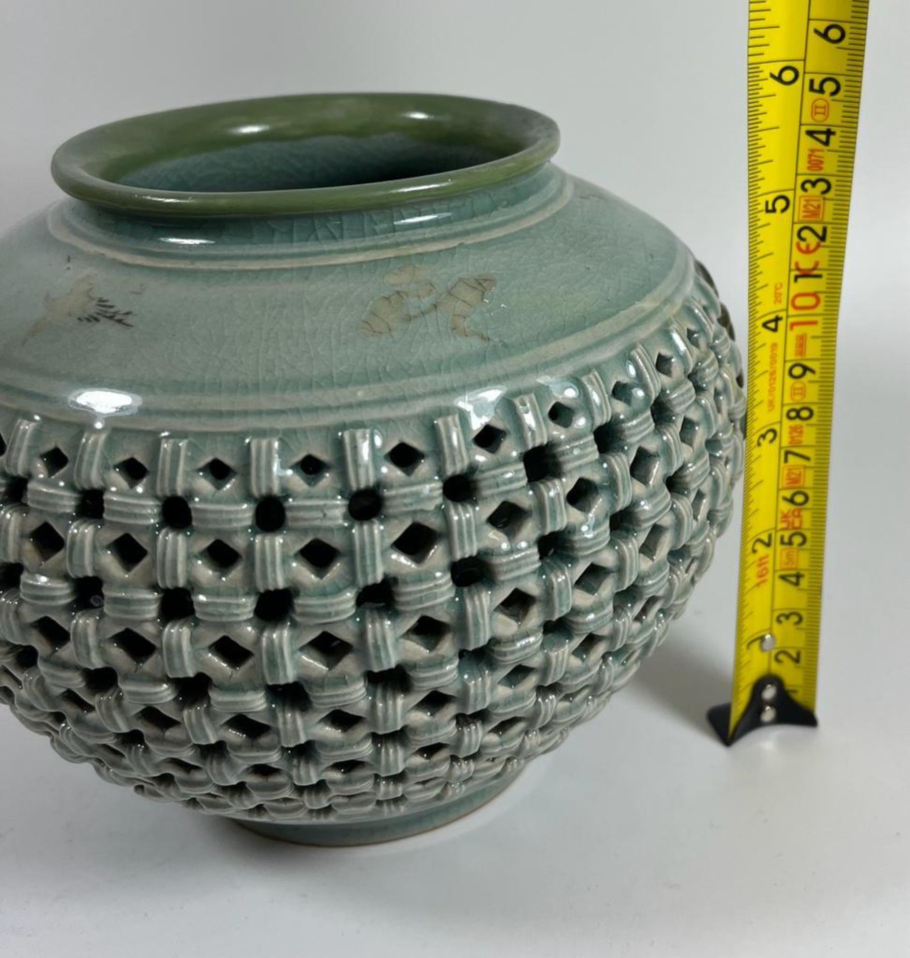 A MID 20TH CENTURY CHINESE KOREAN EXPORT RETICULATED POT / VASE, SIGNED, HEIGHT 15 CM - Bild 5 aus 5