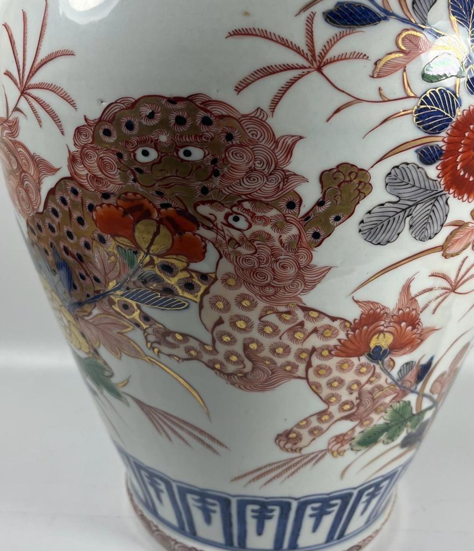 A JAPANESE 19TH CENTURY EDO PERIOD IMARI POTTERY VASE DEPICTING QILIN MYTHICAL BEASTS, HEIGHT 35CM - Image 2 of 6