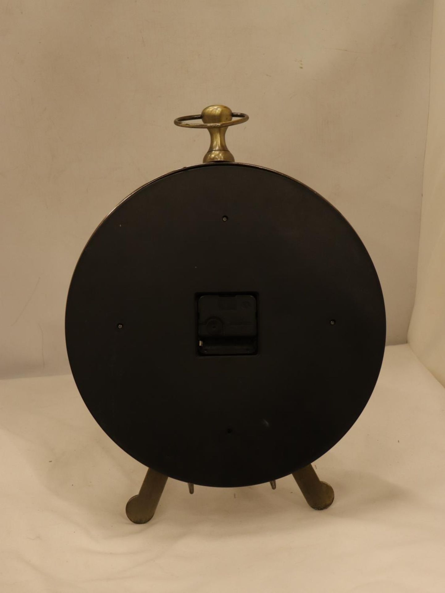 A LARGE POCKET WATCH CLOCK ON A STAND, HEIGHT 36CM - Bild 2 aus 3