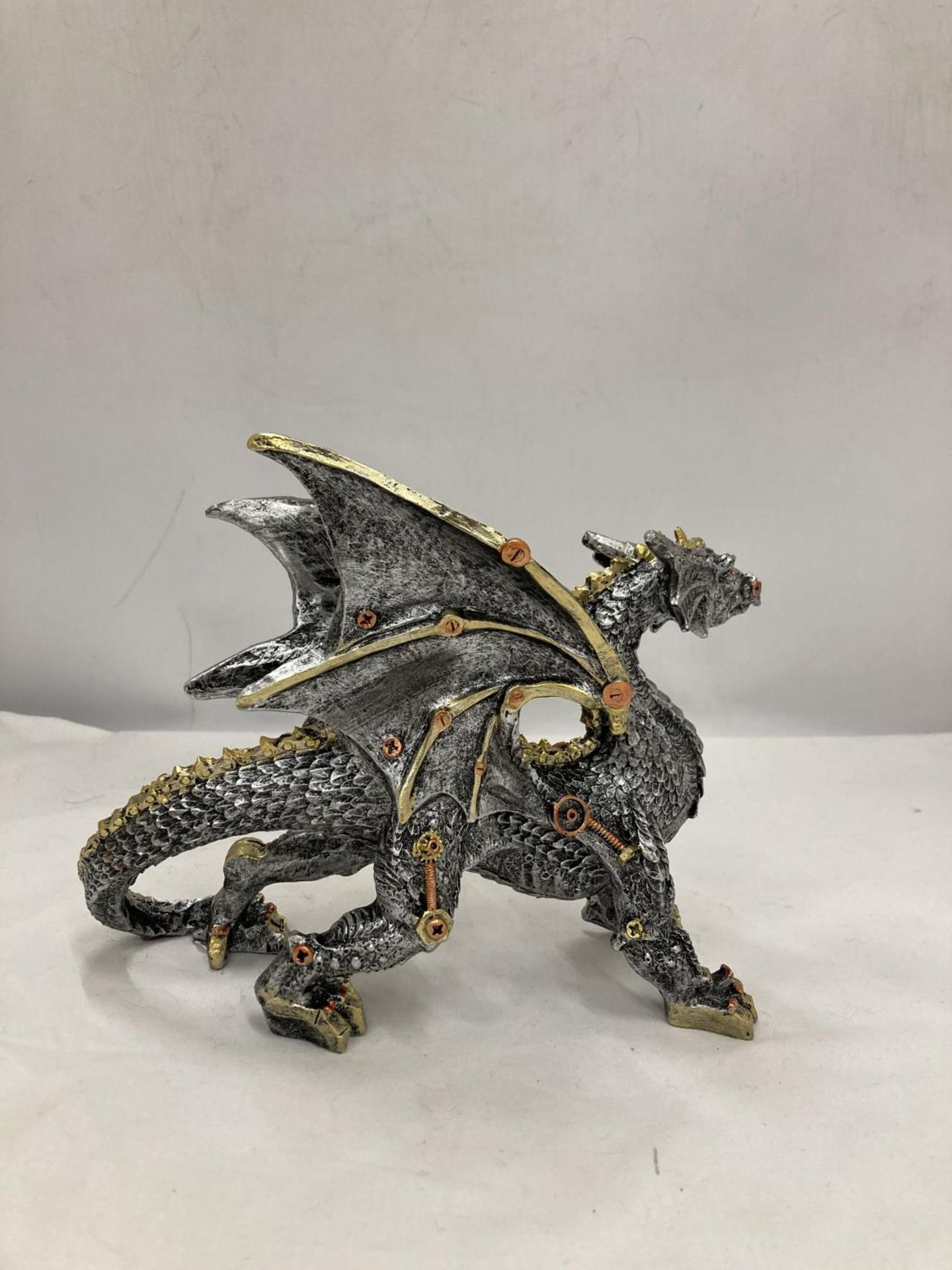 A MECHANICAL STYLE DRAGON, HEIGHT 15CM, LENGTH 19CM - Image 3 of 4