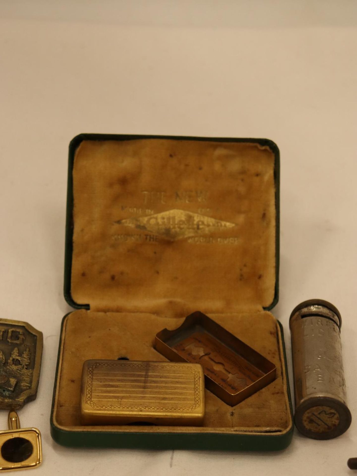 A MIXED VINTAGE LOT TO INCLUDE A BOXED GILETTE RAZOR, CUFFLINKS, MOOSE BELT BUCLE, COIN HOLDER AND - Image 4 of 7