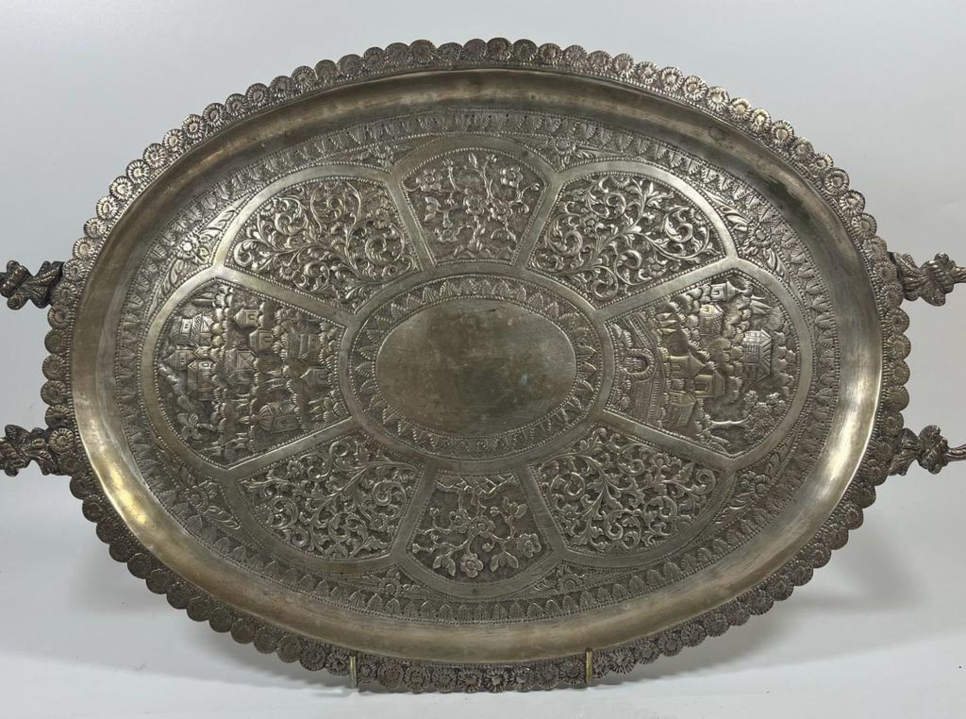 A LARGE POSSIBLY INDIAN TWIN HANDLED WHITE METAL TRAY, UNMARKED BUT LOOKS FINE QUALITY, LENGTH 47 CM - Bild 2 aus 4