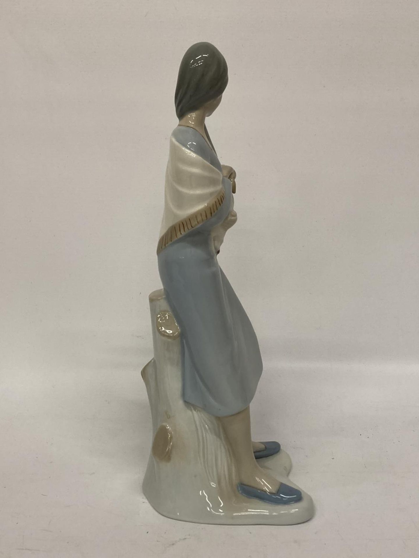 A LLADRO STYLE LADY FIGURE HOLDING A LAMB - Image 2 of 4