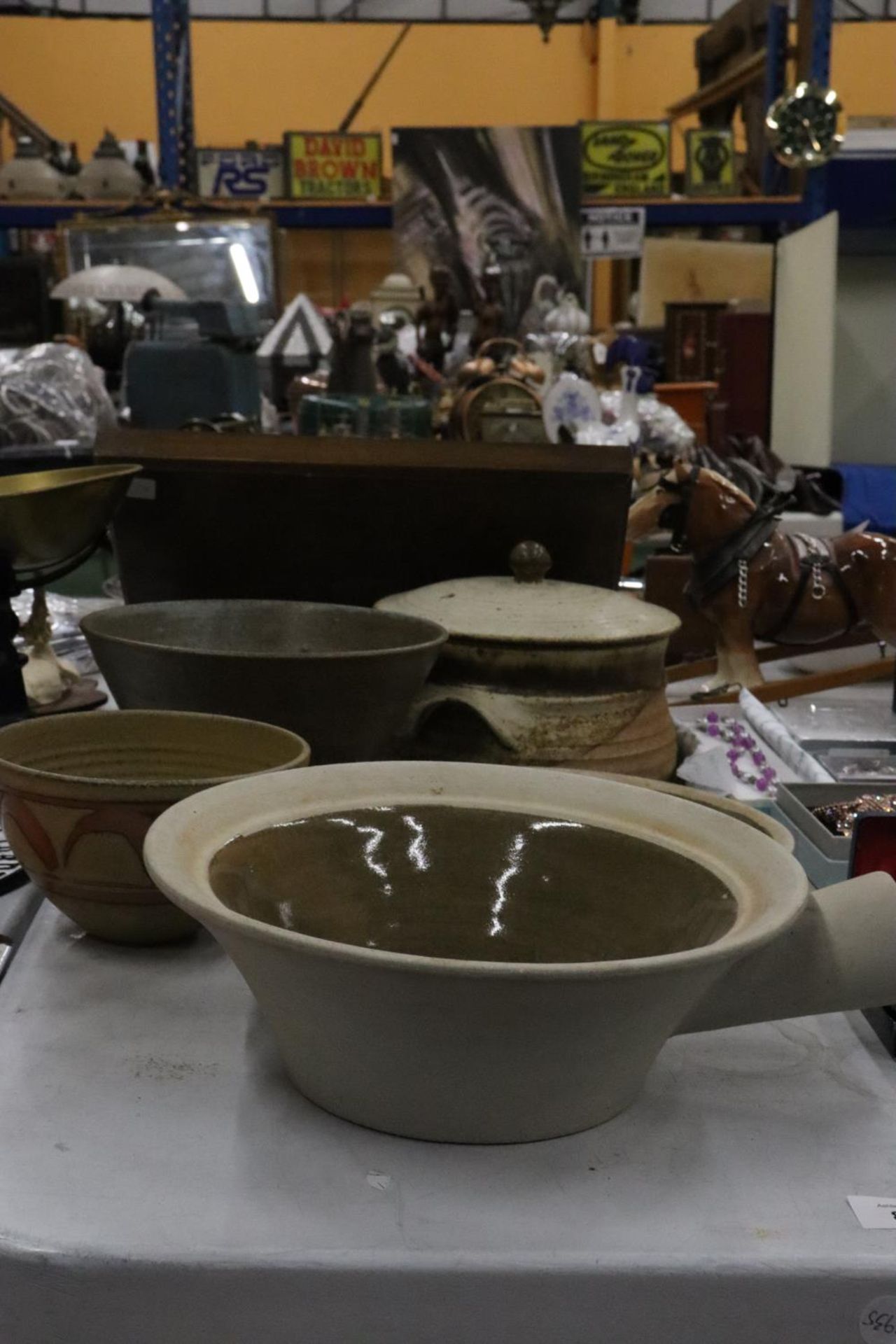 A QUANTITY OF EARTHENWARE TO INCLUDE A COOKING POT, BOWLS, PLATE, ETC., - Image 2 of 6