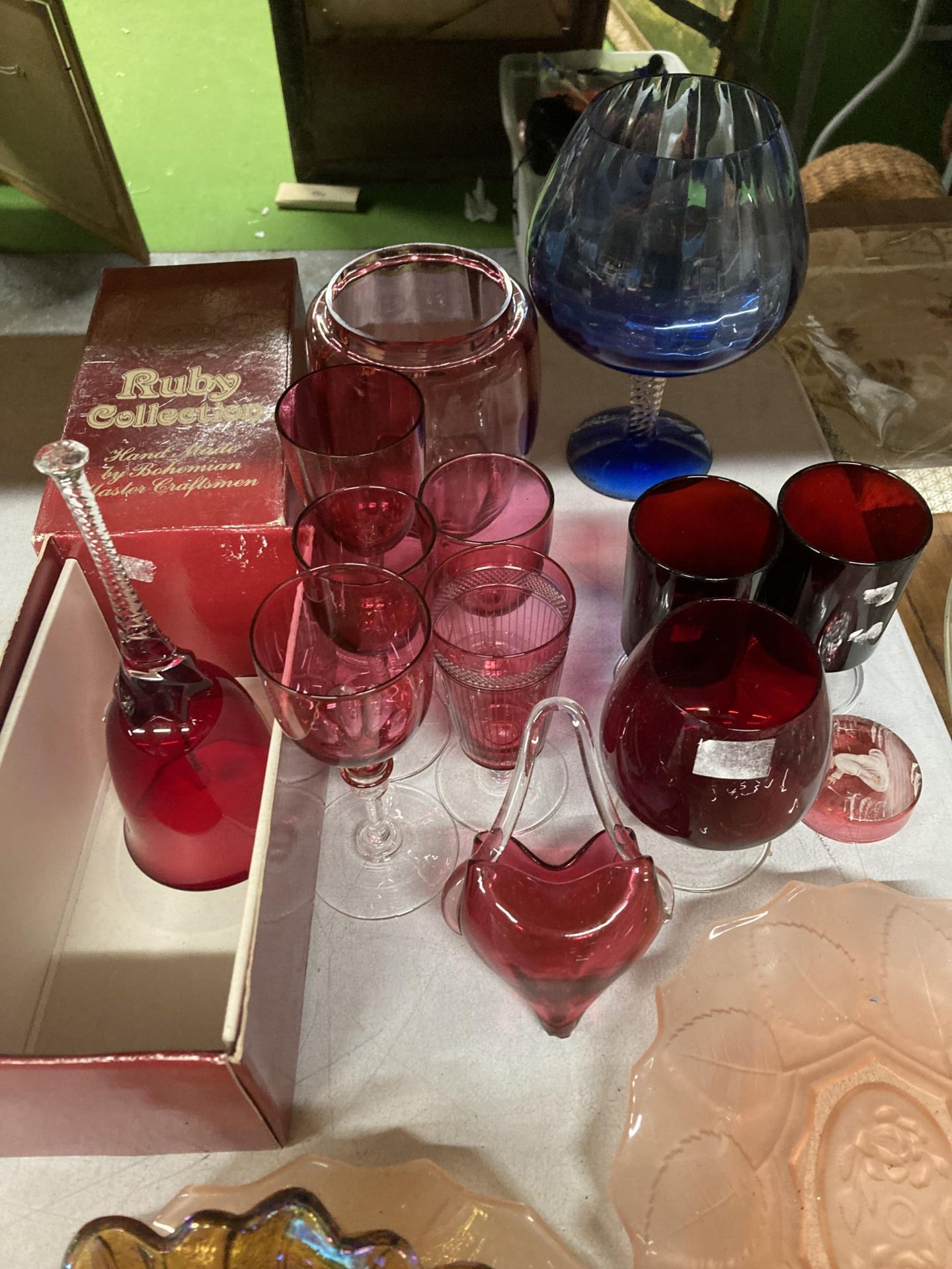 A QUANTITY OF GLASSWARE TO INCLUDE A MURANO STYLE FISH, CRANBERRY DRINKING GLASSES, BELL, BOWLS, - Image 2 of 4