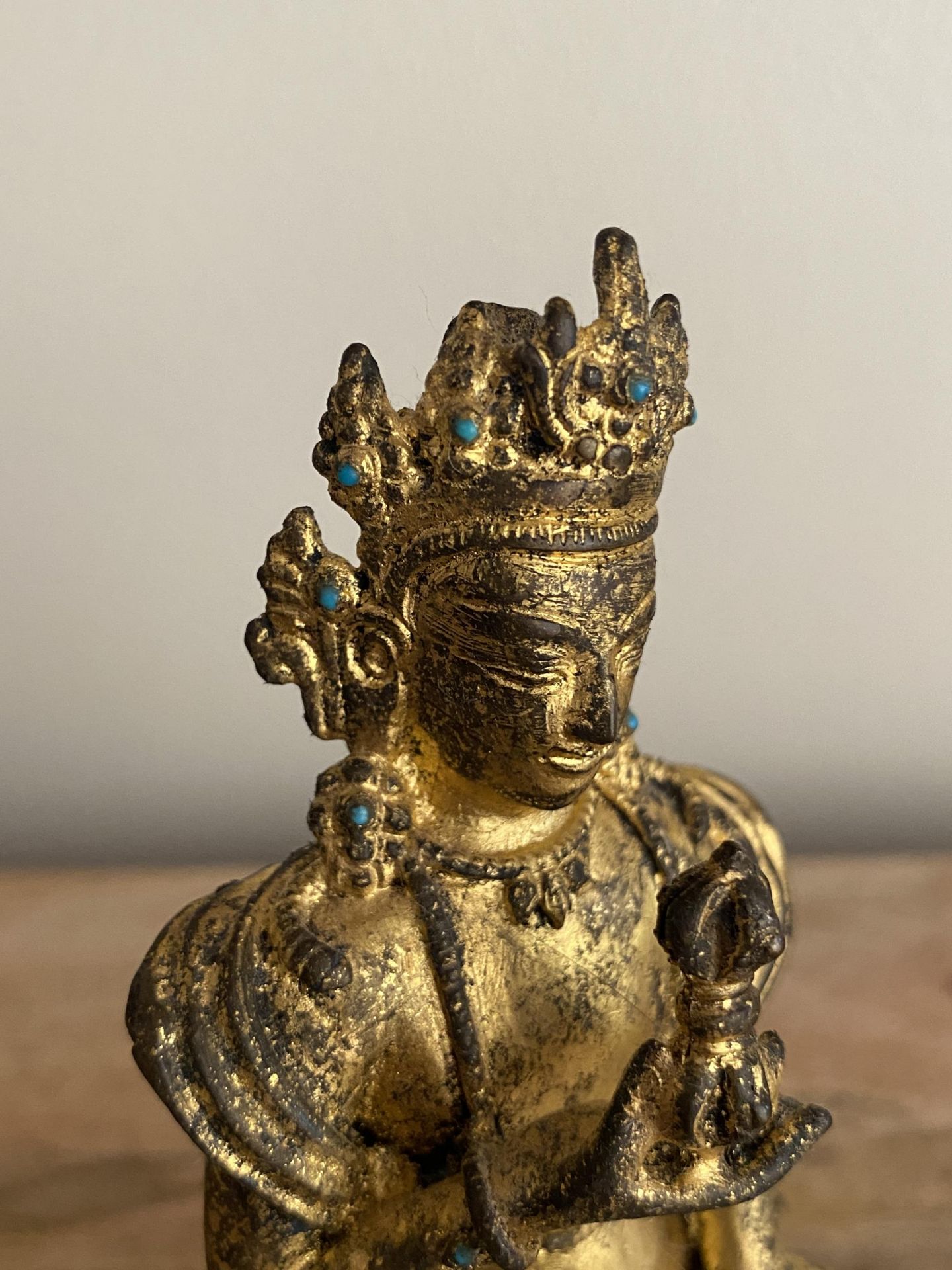 A SINO TIBETAN GILT BRONZE MODEL OF A BUDDHA WITH INSET TURQUOISE STONES, HEIGHT 14 CM - Bild 6 aus 7