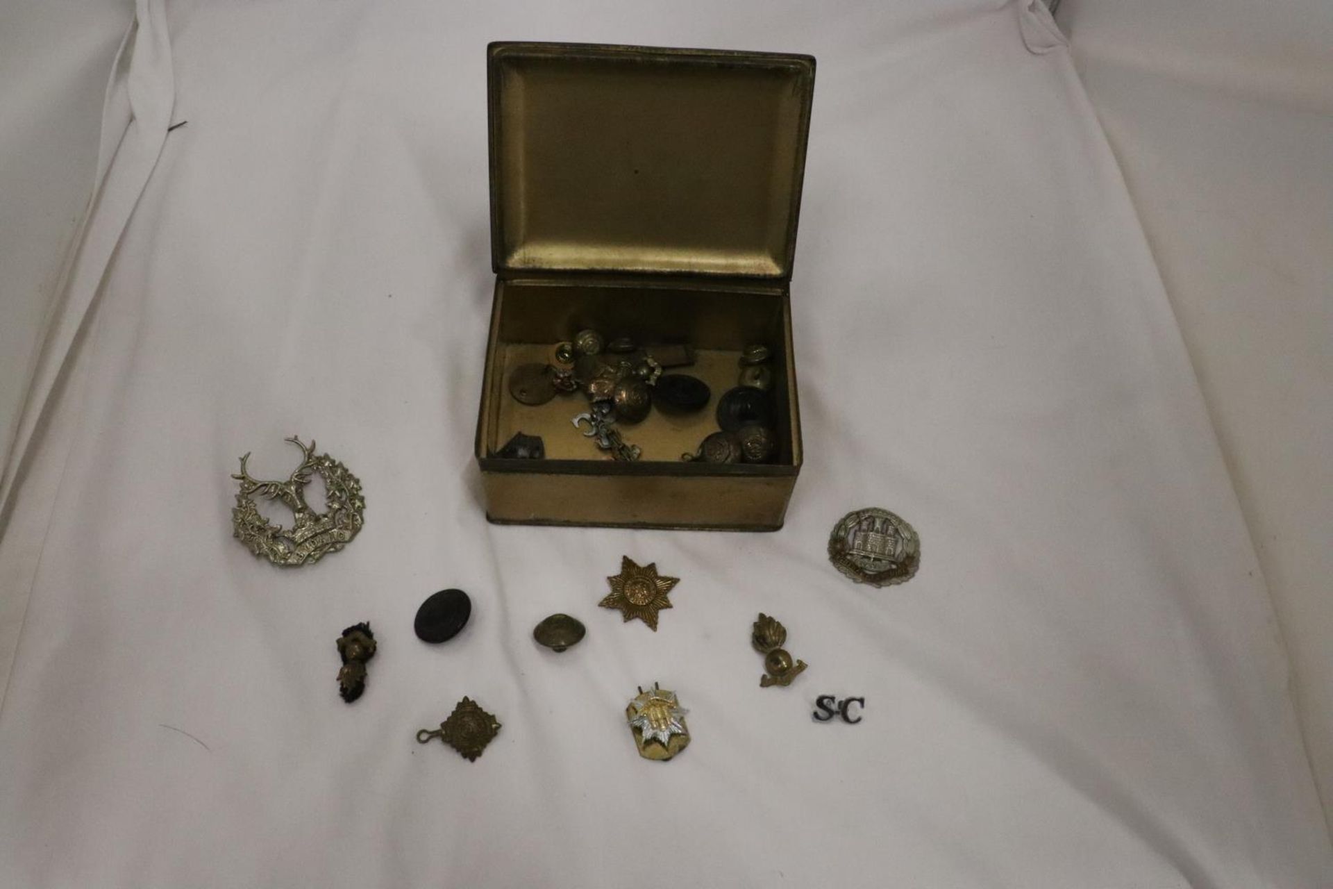 A BRASS BOX CONTAINING MILITARY BUTTONS AND BADGES - Image 5 of 10