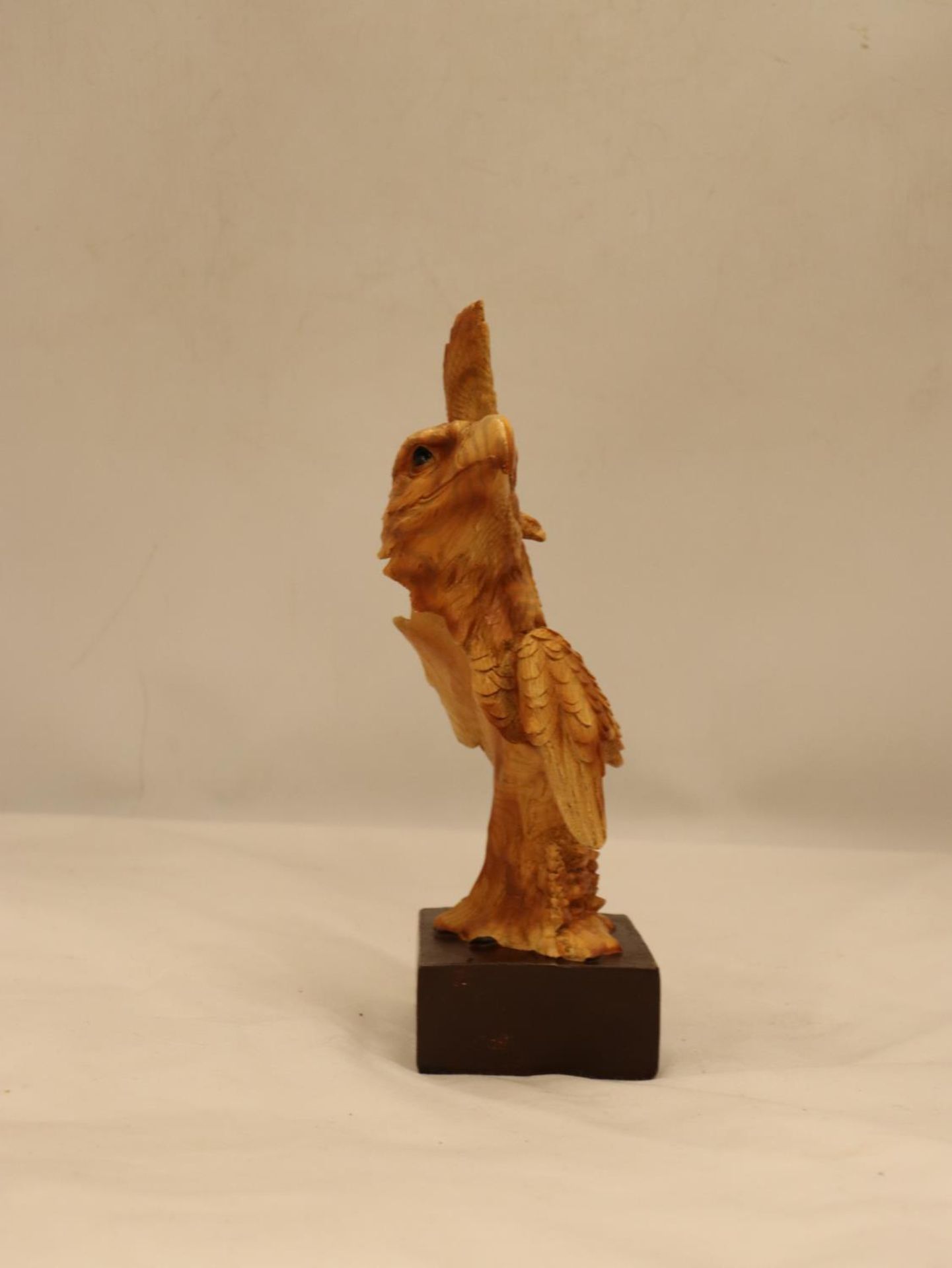 A WOODEN CARVED EAGLE'S HEAD ON A PLINTH, HEIGHT 25CM - Bild 3 aus 3