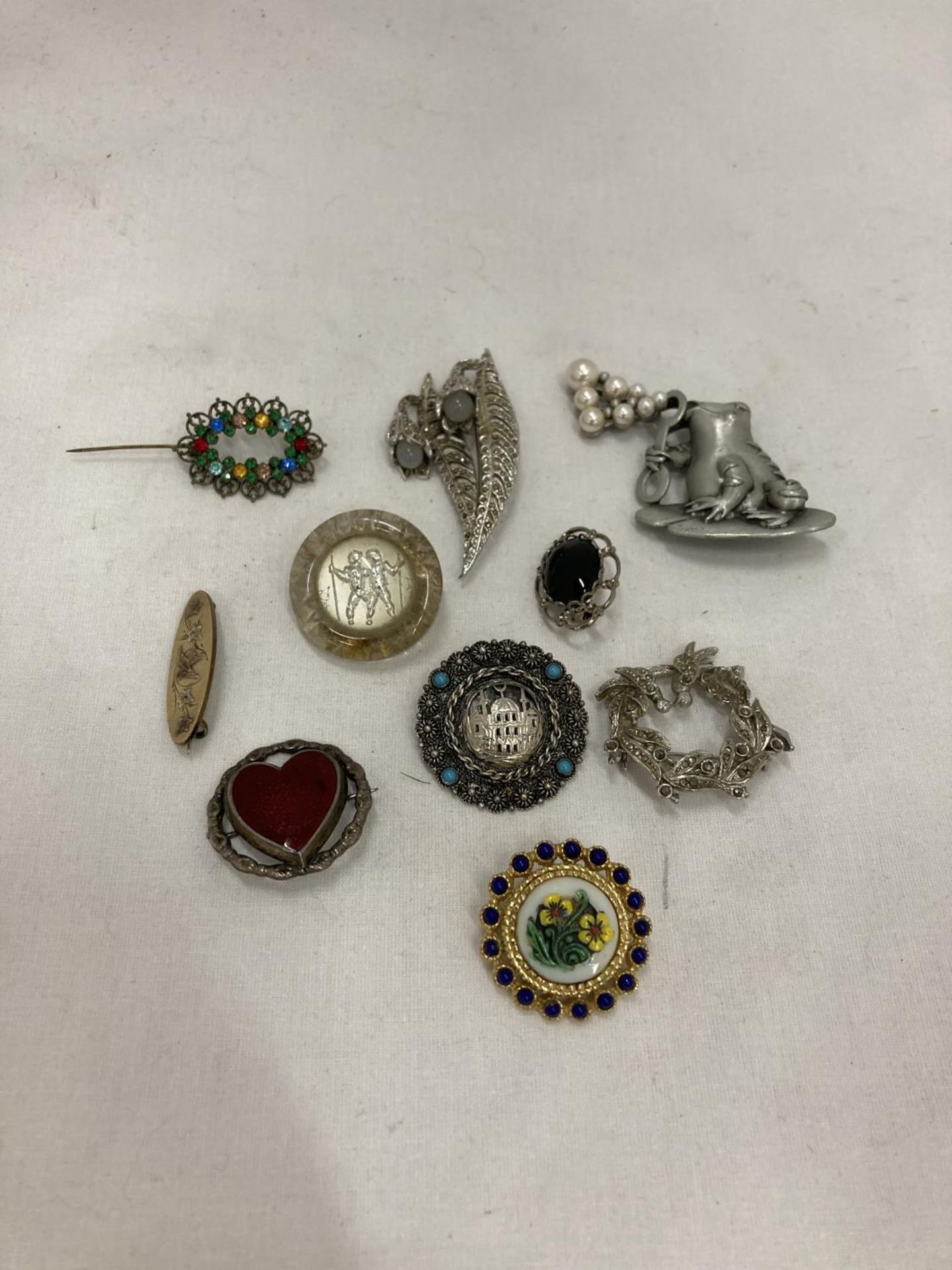 A COLLECTION OF 10 VINTAGE BROOCHES TO INCLUDE AN ENAMELLED HEART, ETC