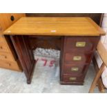 A SMALL EARLY 20TH CENTURY OAK SINGLE PEDESTAL DESK ENCLOSING FOUR DRAWERS WITH BRASS HANDLES AND