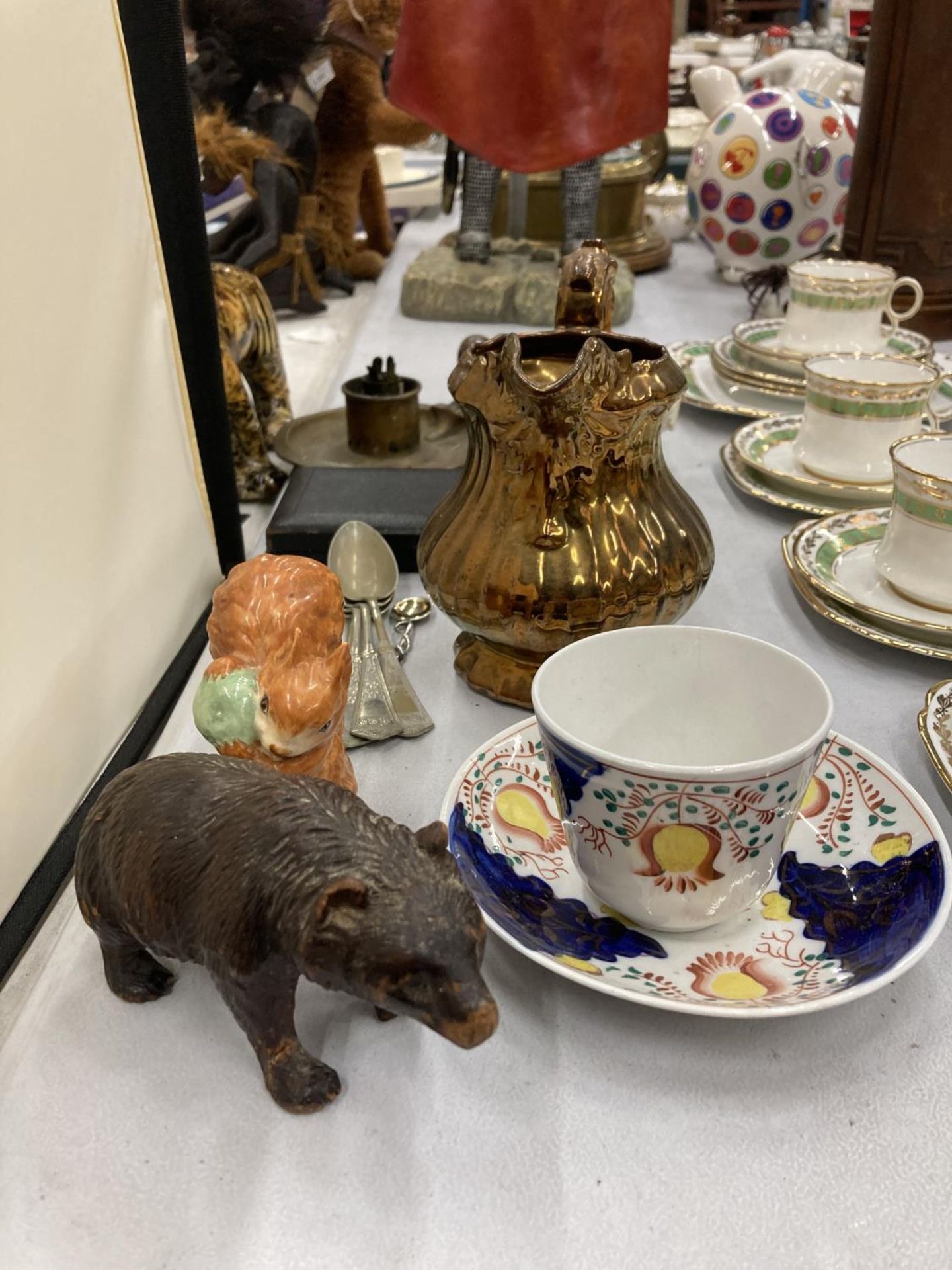 A MIXED LOT TO INCLUDE A GAUDY WELSH CUP AND SAUCER, BLACK FOREST STYLE BEAR, LUSTRE JUG, BOXED SHOE - Image 2 of 5