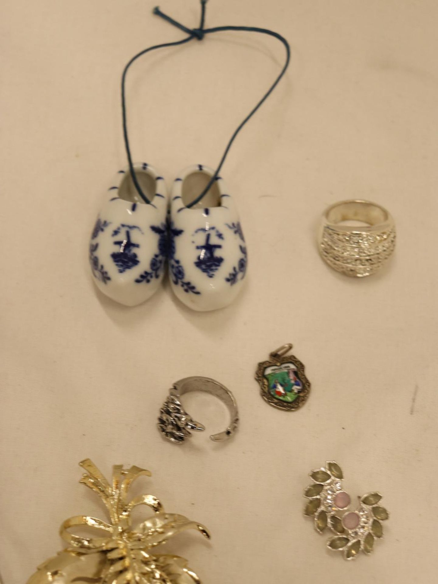 A LARGE QUANTITY OF COSTUME JEWELLERY, SOME BOXED TO INCLUDE EARRINGS, RINGS, NECKLACES, BROOCHES, - Image 10 of 10