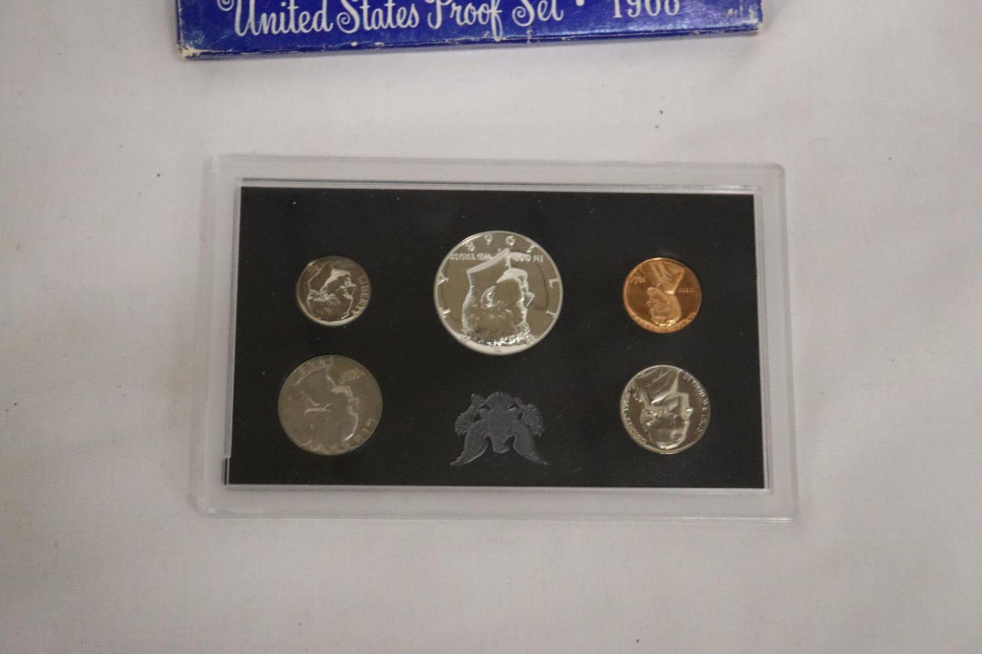 A 1968 UNITED STATES PROOF SET OF COINS - Bild 5 aus 5