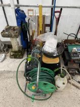 A LARGE ASSORTMENT OF GARDEN ITEMS TO INCLUDE A HOSE REEL, SPADE AND FORK ETC
