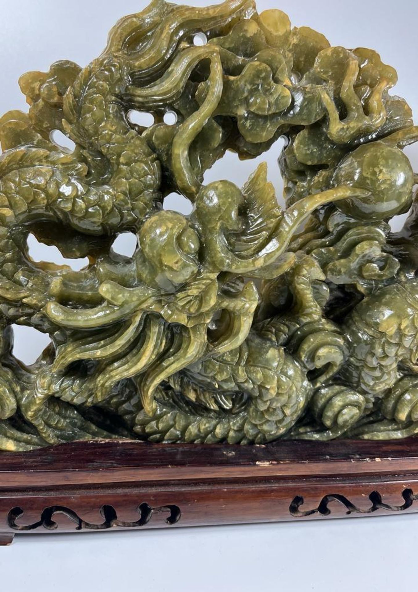 A LARGE CHINESE CARVED JADE TYPE GREEN HARDSTONE SCULPTURE DEPICTING TWO DRAGONS FIGHTING OVER THE - Bild 2 aus 5