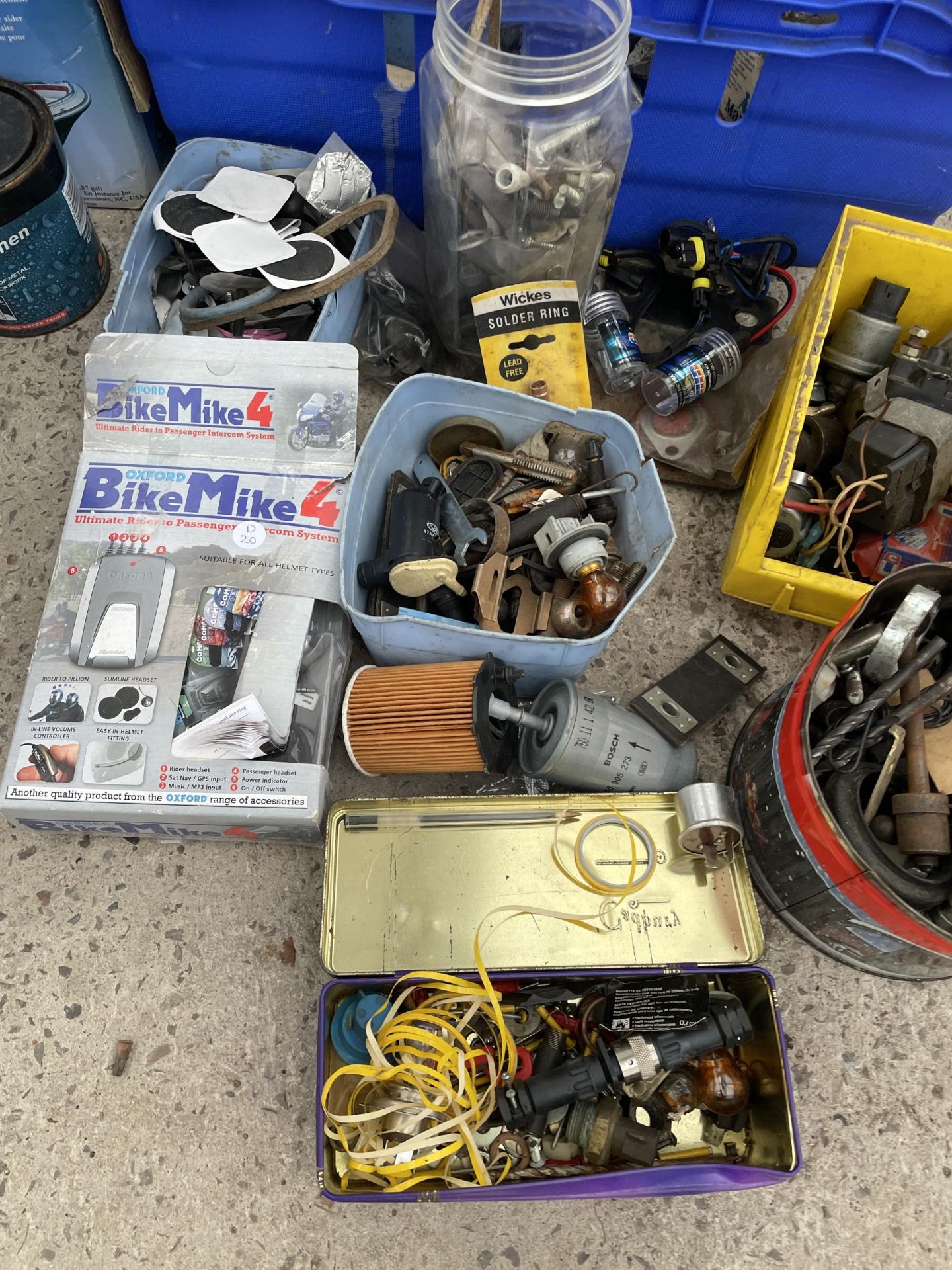 AN ASSORTMENT OF ITEMS TO INCLUDE PAINT, TOOLS AND AUTO MOBILE SPARES ETC - Bild 3 aus 6