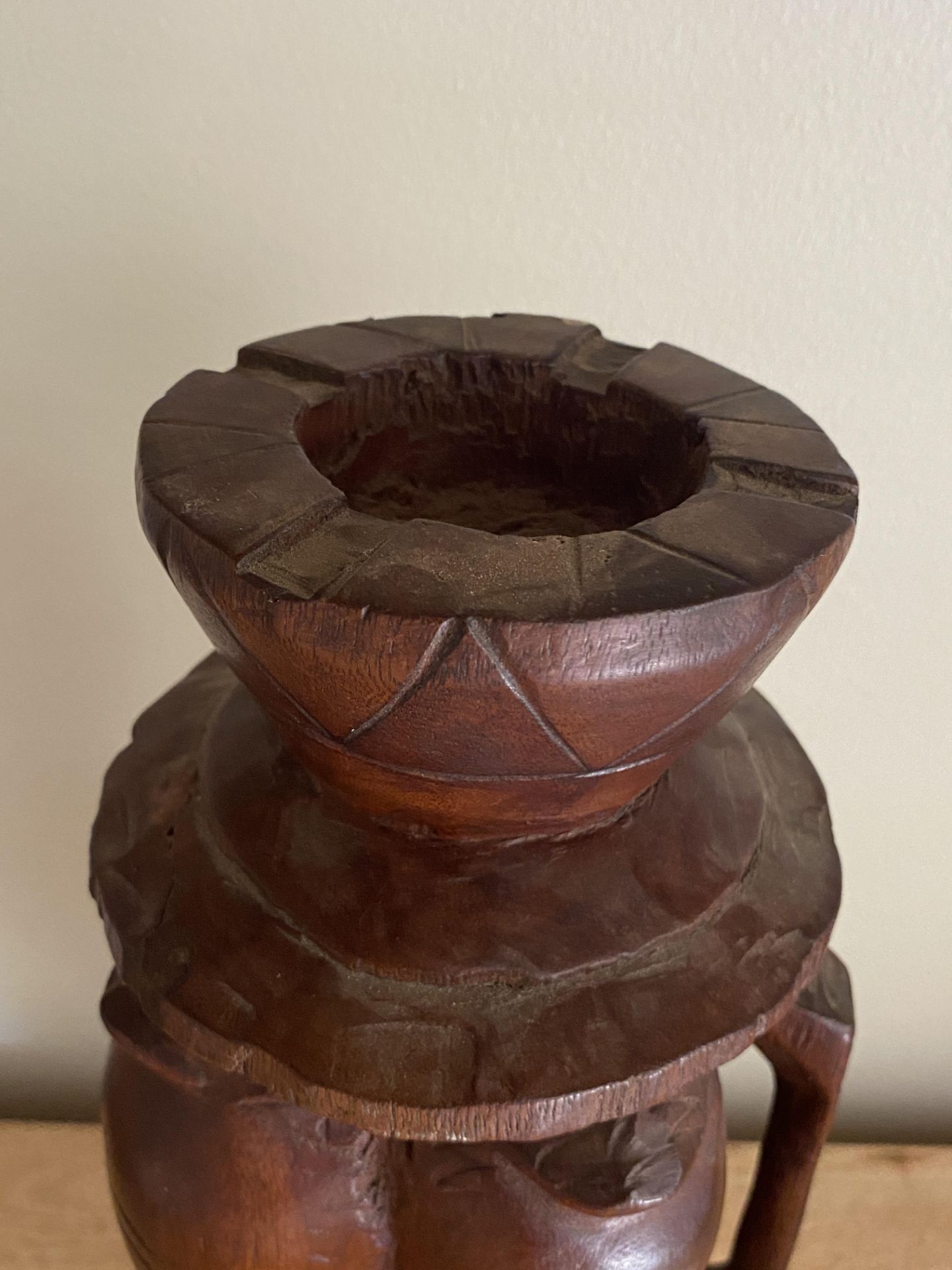 A VINTAGE MID 20TH CENTURY AFRICAN TRIBAL CARVED WOODEN FACE MASK JUG WITH HANDLE AND ASHTRAY DESIGN - Image 4 of 6