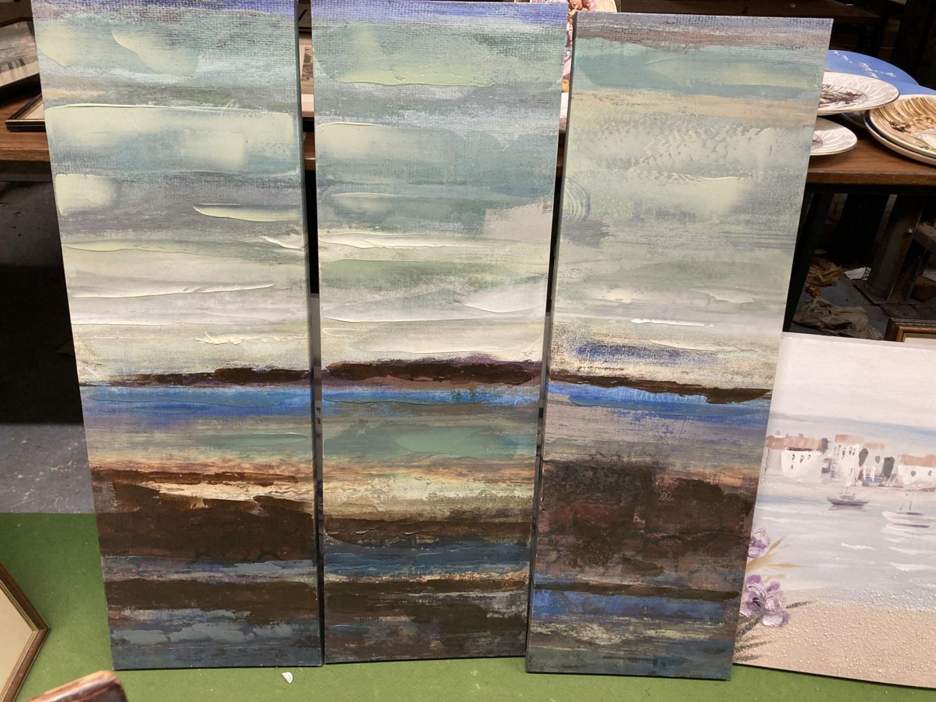 A BEACH SCENE CANVAS AND A FURTHER THREE PART CANVAS DEPICTING THE SEA - Bild 2 aus 2