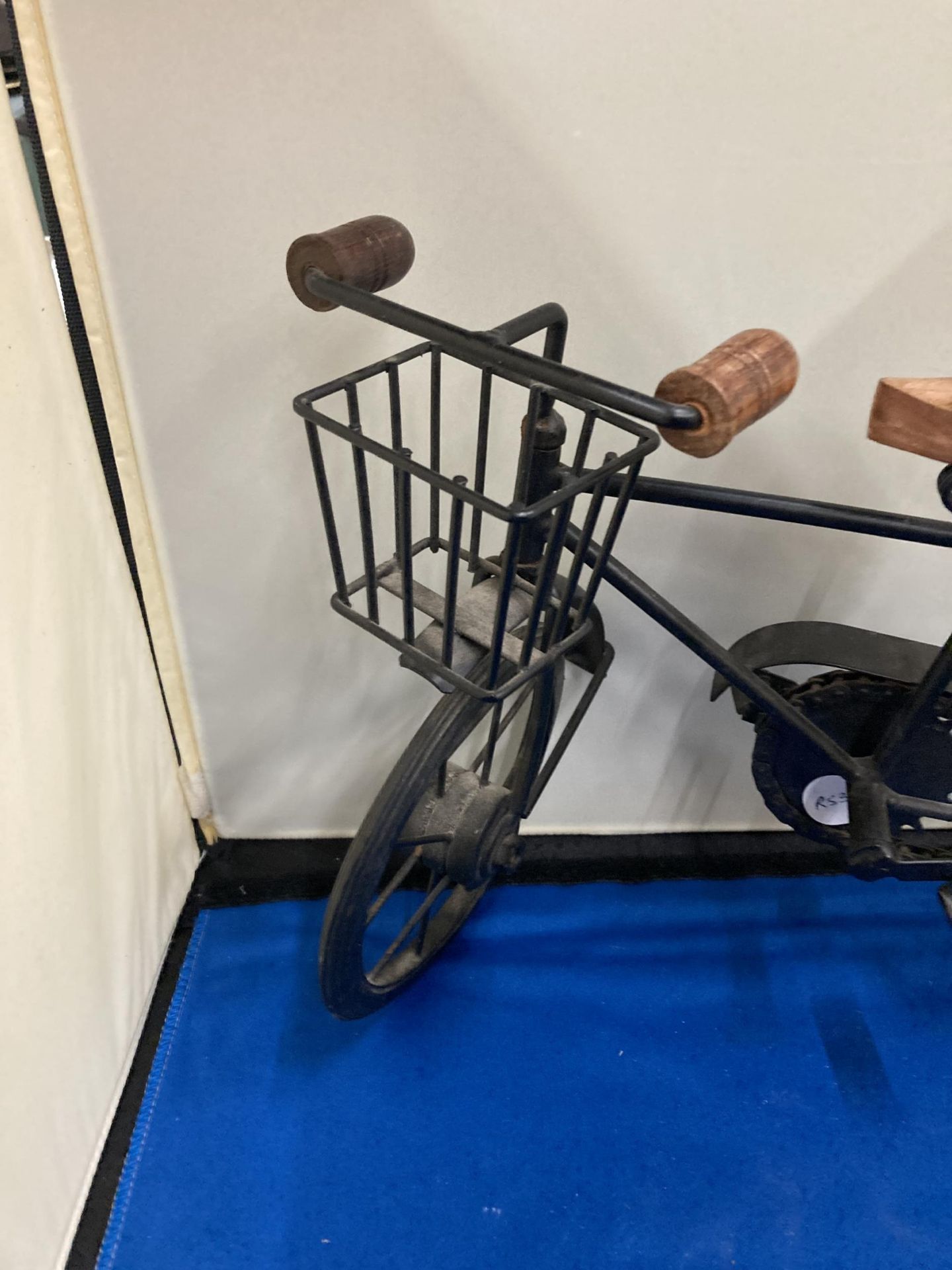 A METAL AND WOOD MODEL OF A DELIVERY BIKE, HEIGHT 20CM, LENGTH 38CM - Bild 2 aus 3