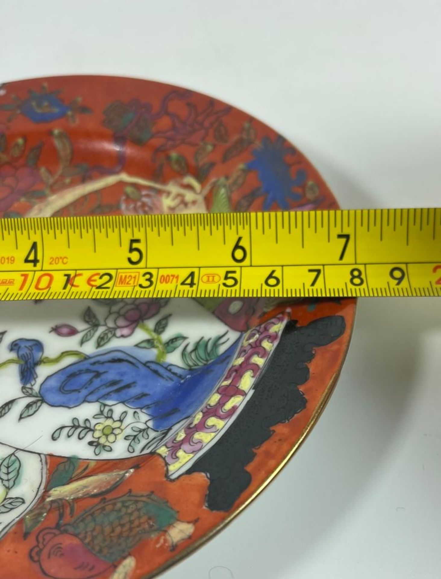 A CHINESE PORCELAIN PLATE WITH OVERLAY RED AND COLOURED ENAMEL DESIGN WITH VASE DECORATION, SIX - Bild 4 aus 4