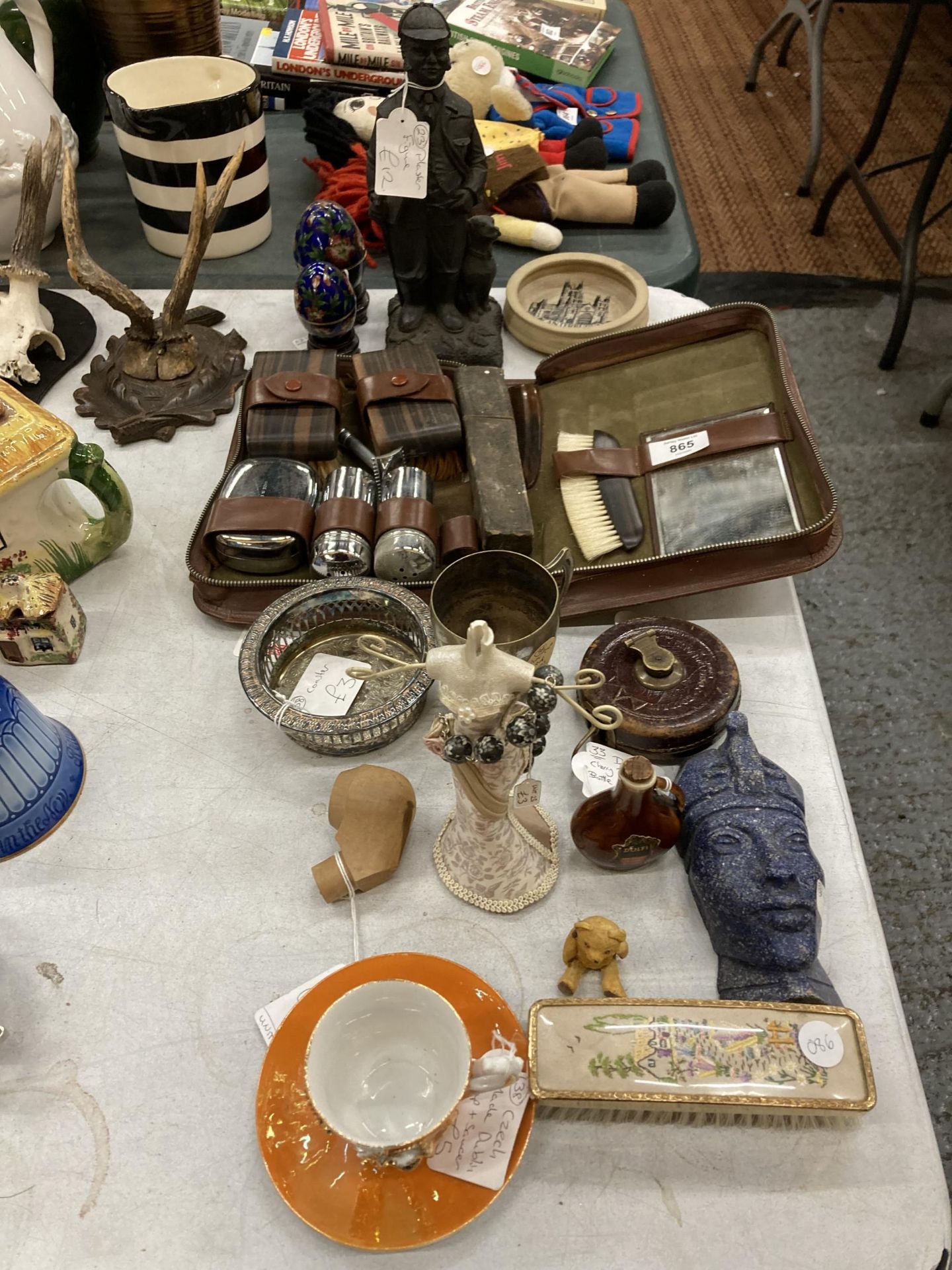 A MIXED LOT TO INCLUDE A GENTLEMAN'S GROOMING KIT, FIGURES, A VINTAGE TAPE MEASURE, ETC