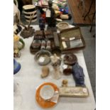 A MIXED LOT TO INCLUDE A GENTLEMAN'S GROOMING KIT, FIGURES, A VINTAGE TAPE MEASURE, ETC