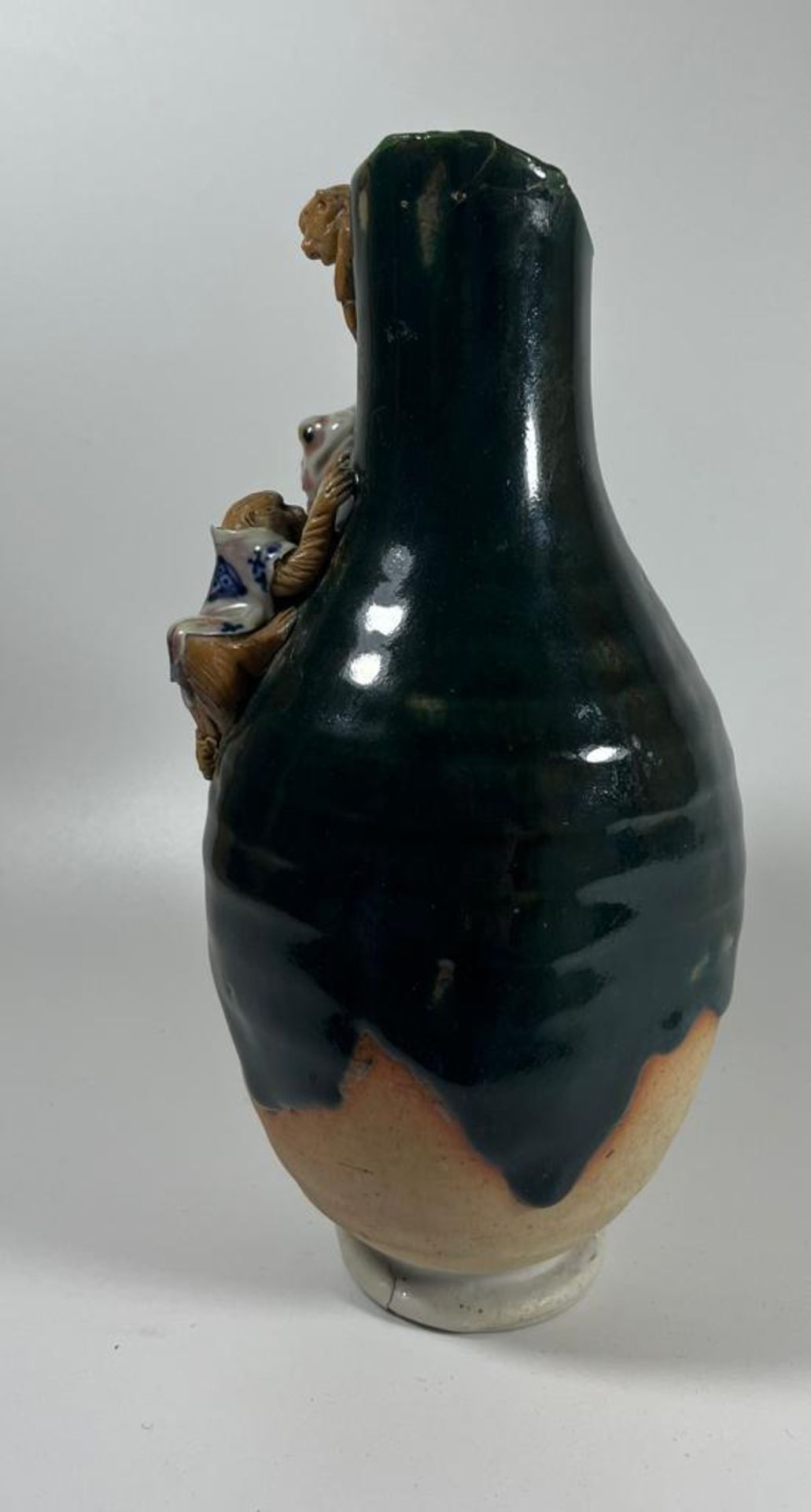 AN UNUSUAL JAPANESE STONEWARE VASE WITH RELIEF MOULDED MONKEY AND TOAD / FROG DESIGN, SIGNED, HEIGHT - Image 4 of 7