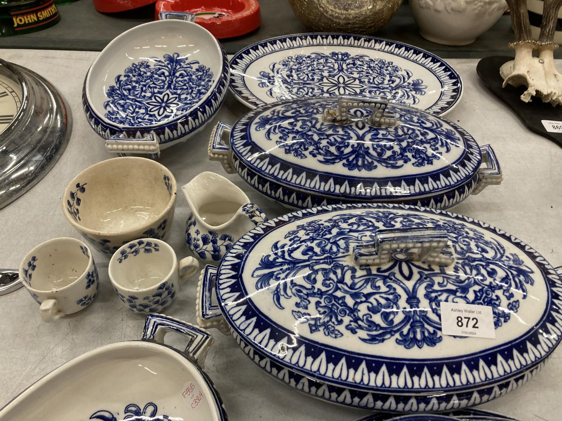 A COLLECTION OF BLUE AND WHITE CERAMICS TO INCLUDE CAULDON TUREENS ETC - Image 3 of 4
