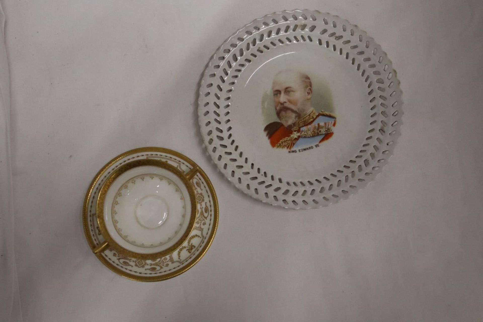 AN ANTIQUE ROYAL DOULTON GILT BOUILLION CUP AND SAUCER, PATTERN NO. HN4522 TOGETHER WITH AN EDWARD - Bild 2 aus 5