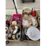 AN ASSORTMENT OF HOUSEHOLD CLEARANCE ITEMS TO INCLUDE CERAMICS AND GLASS WARE ETC