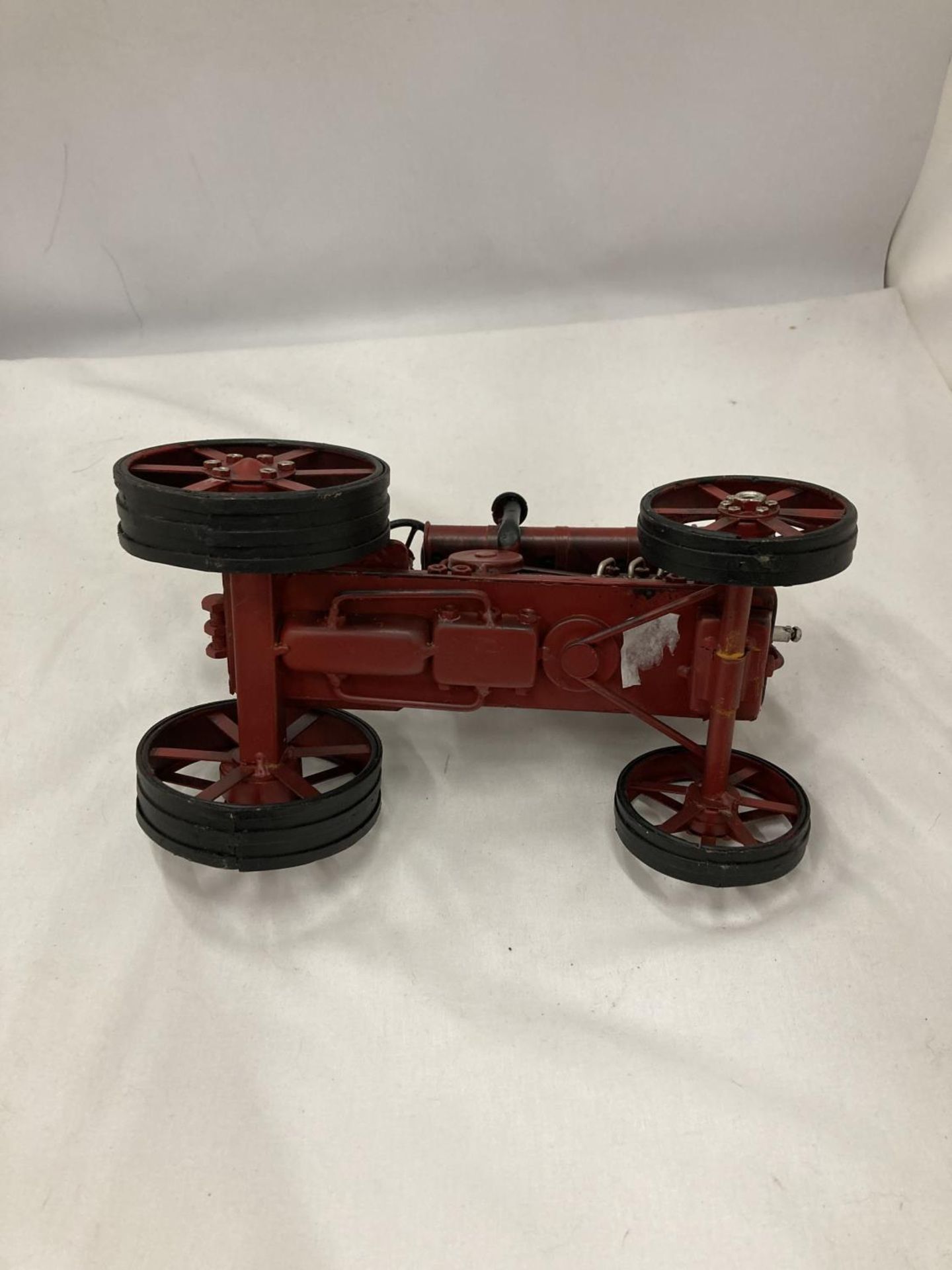 A TIN PLATE AND STEEL RED TRACTOR, HEIGHT 15CM, LENGTH 25CM - Image 5 of 5