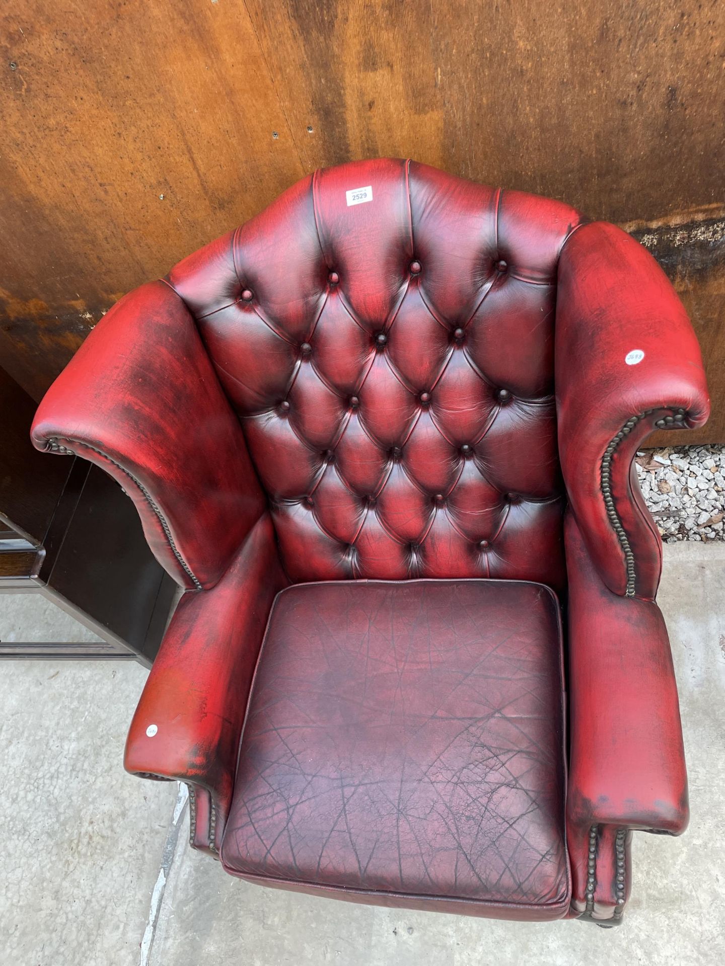 AN OXBLOOD WINGED FIRESIDE CHAIR ON CABRIOLE LEGS WITH BUTTON-BACK AND STUD DECORATION - Image 3 of 4