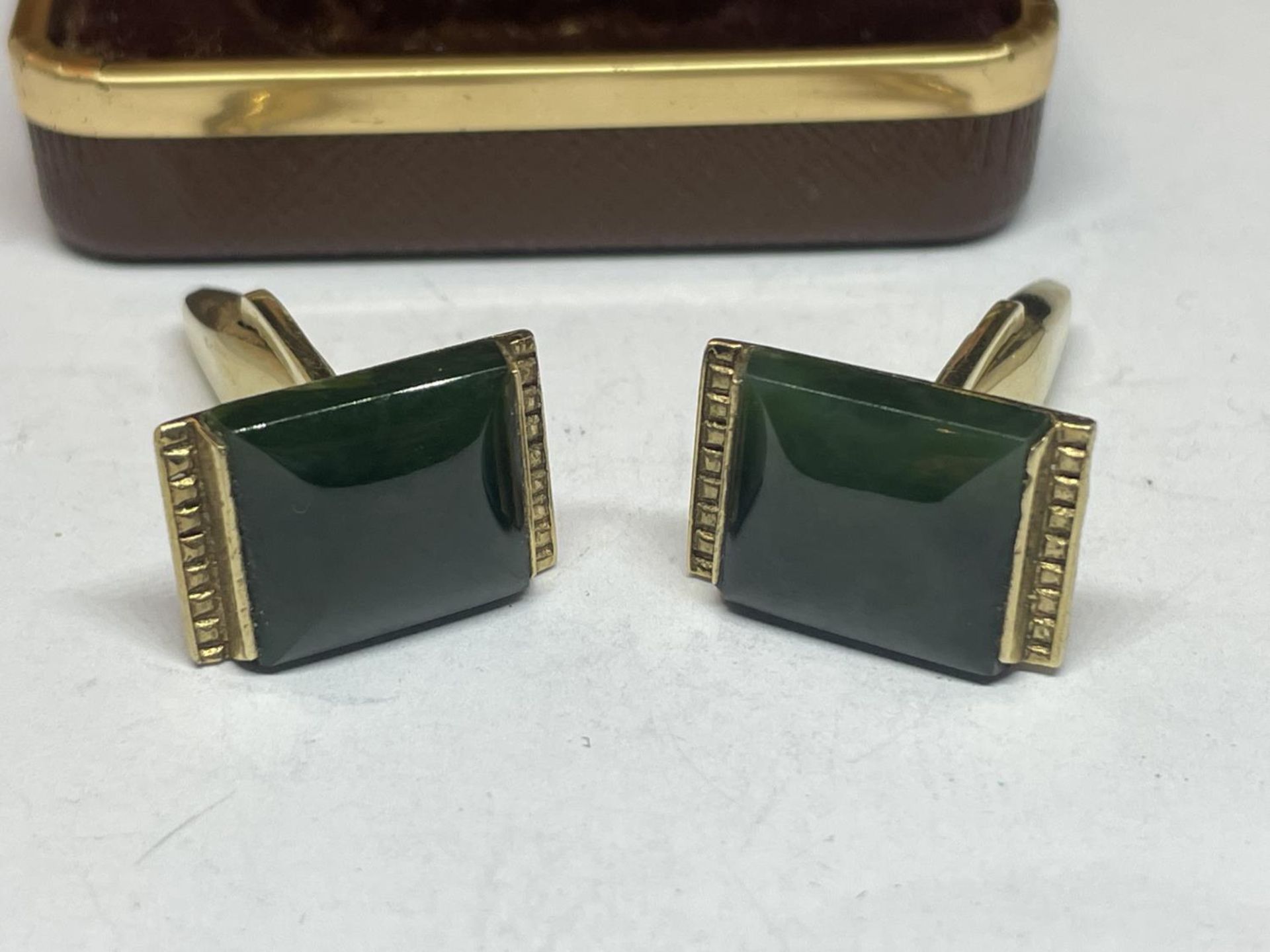 A PAIR OF 9 CARAT GOLD CUFFLINKS WITH GREEN STONES IN A PRESENTATION BOX GROSS WEIGHT 9.77 GRAMS - Image 2 of 4