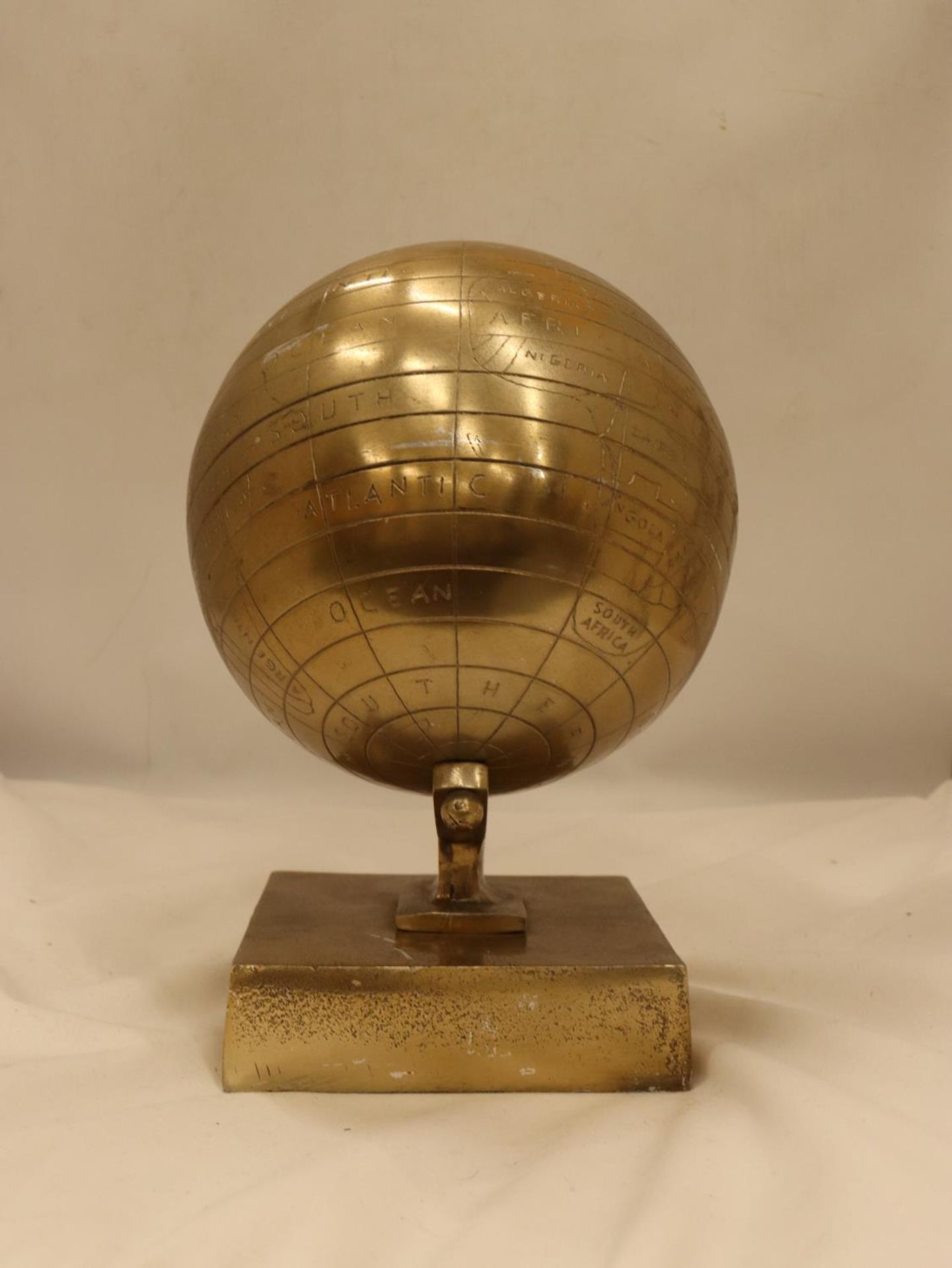 A HEAVY VINTAGE UNUSUAL BRASS GLOBE ON PEDESTAL, HEIGHT 30CM - Image 2 of 3
