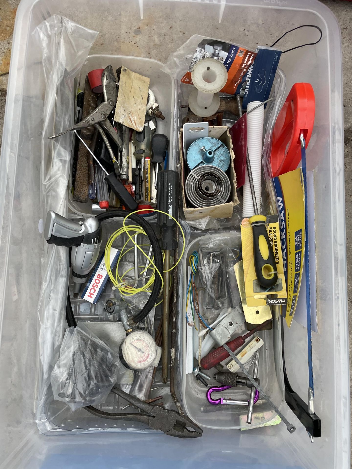 AN ASSORTMENT OF HAND TOOLS TO INCLUDE A POT RIVOTER AND SCREW DRIVERS ETC - Bild 2 aus 5