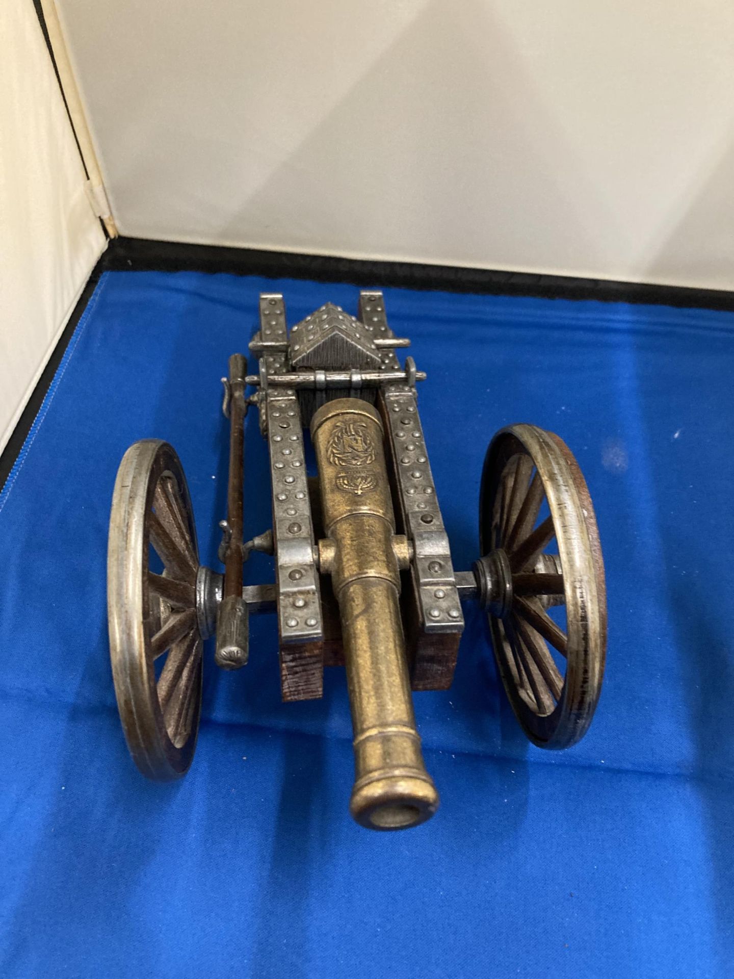 A BRASS AND METAL CANON, LENGTH 28CM, HEIGHT APPROX 12CM - Image 2 of 3