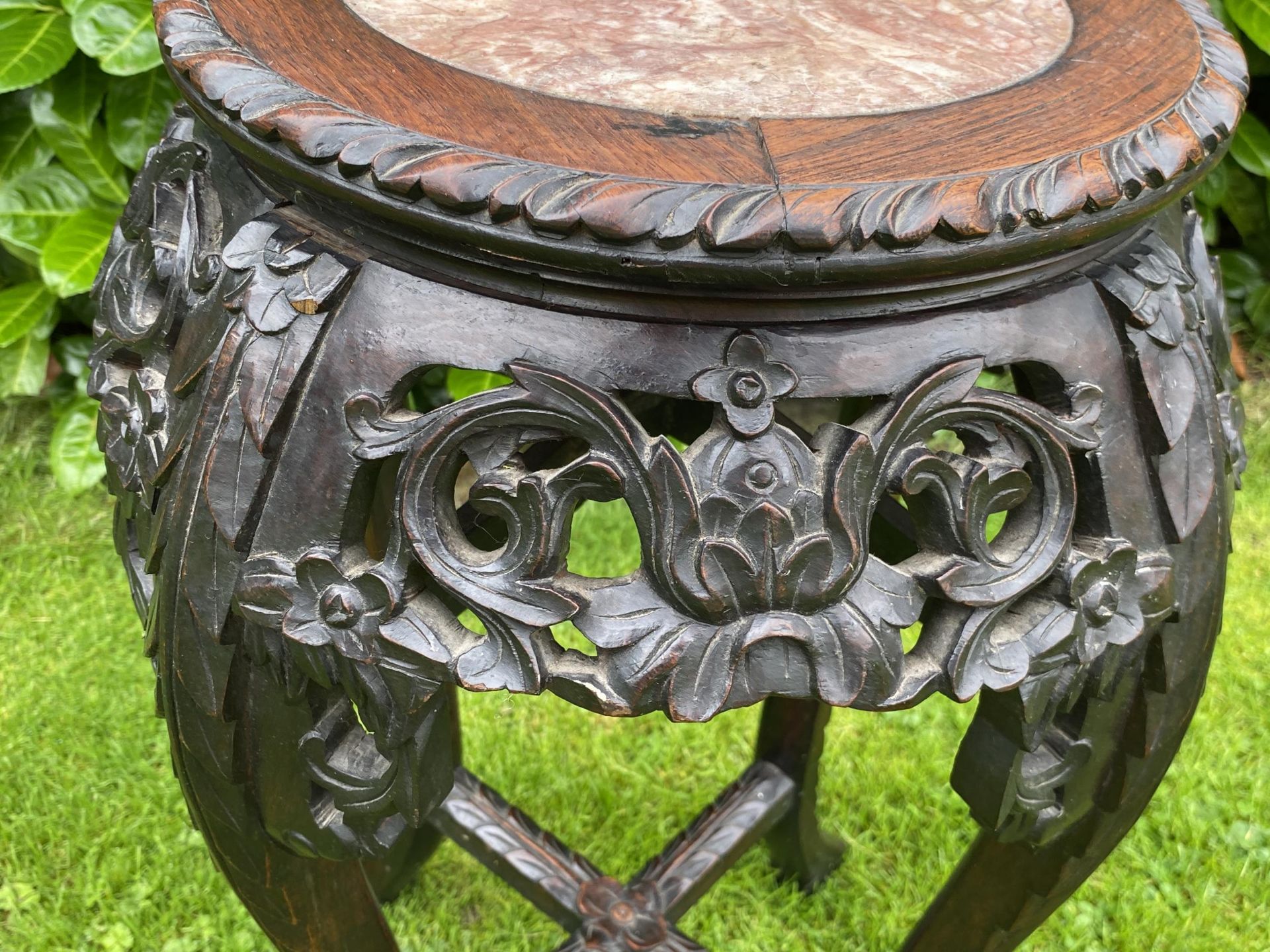 A CHINESE QING 19TH CENTURY CARVED ROSEWOOD JARDINIERE STAND WITH MARBLE TOP - Image 4 of 5