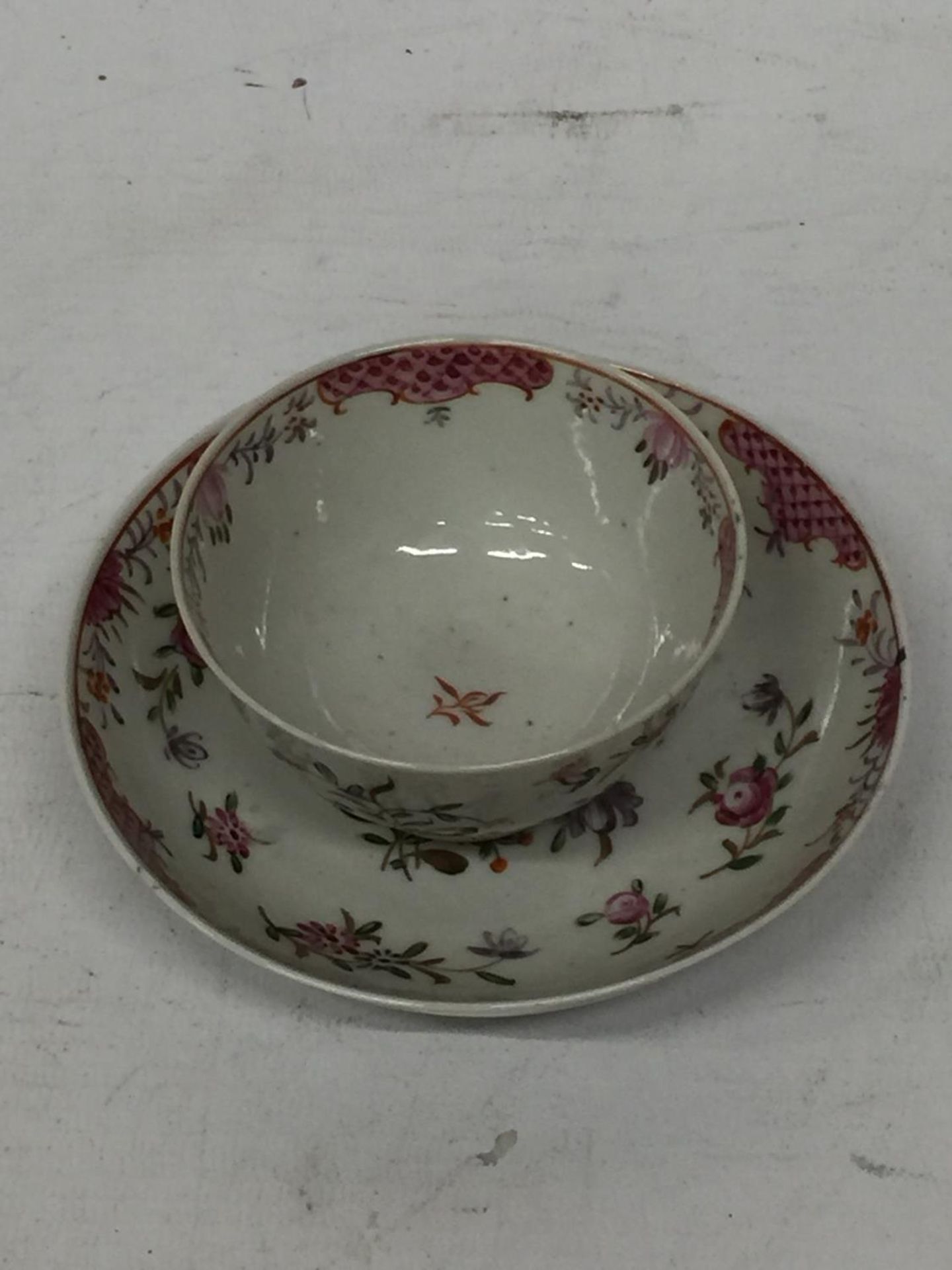 A LATE 18TH/EARLY 19TH CENTURY CHINESE EXPORT FAMILLE ROSE TEA BOWL AND SAUCER - TWO FAINT - Image 2 of 4