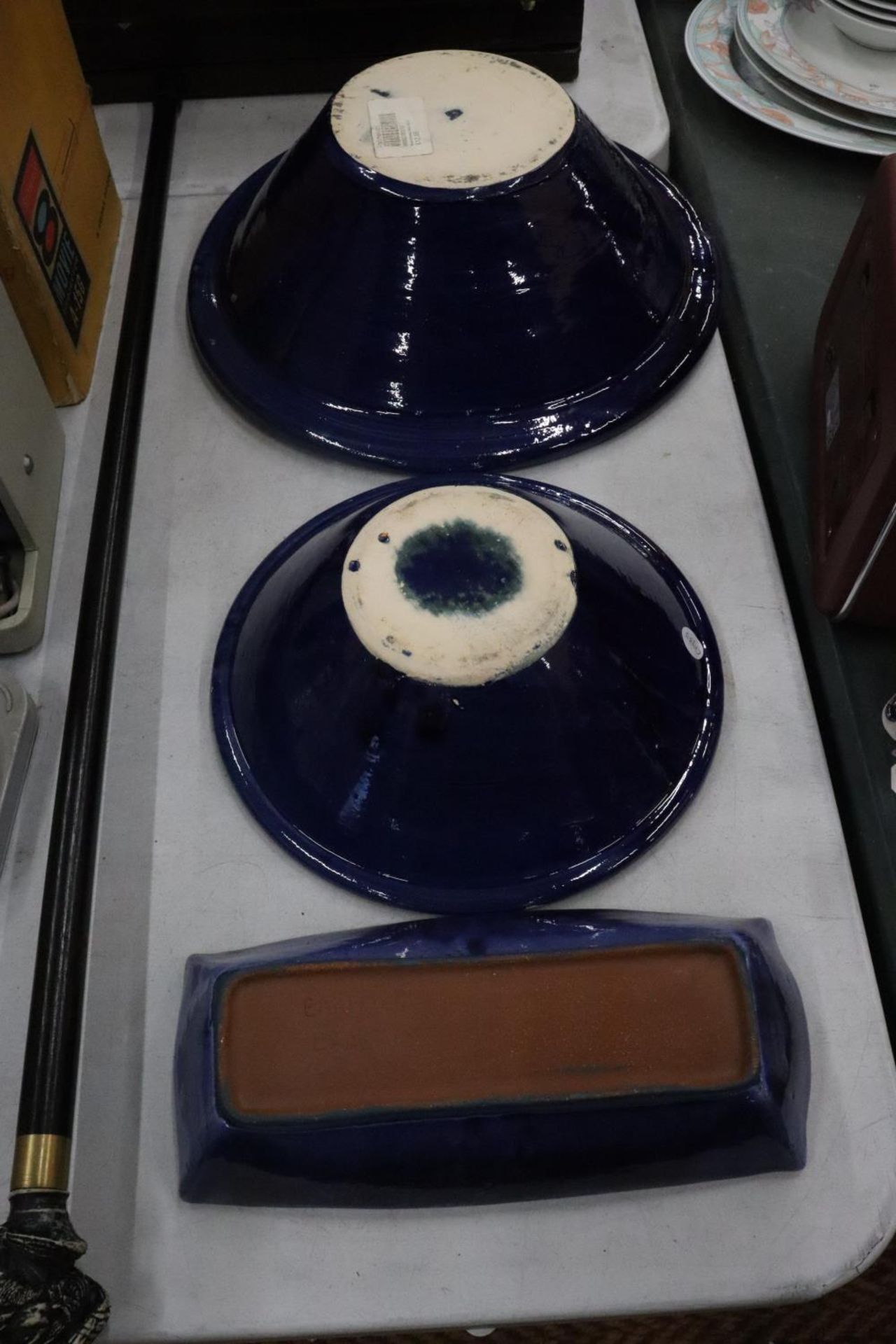 THREE ITEMS OF EARTHENWARE TO INCLUDE TWO BOWLS AND A SERVING DISH - Image 7 of 10