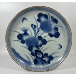 A JAPANESE BLUE AND WHITE PORCELAIN FLORAL MEIJI PERIOD CHARGER PLATE, DIAMETER 29CM