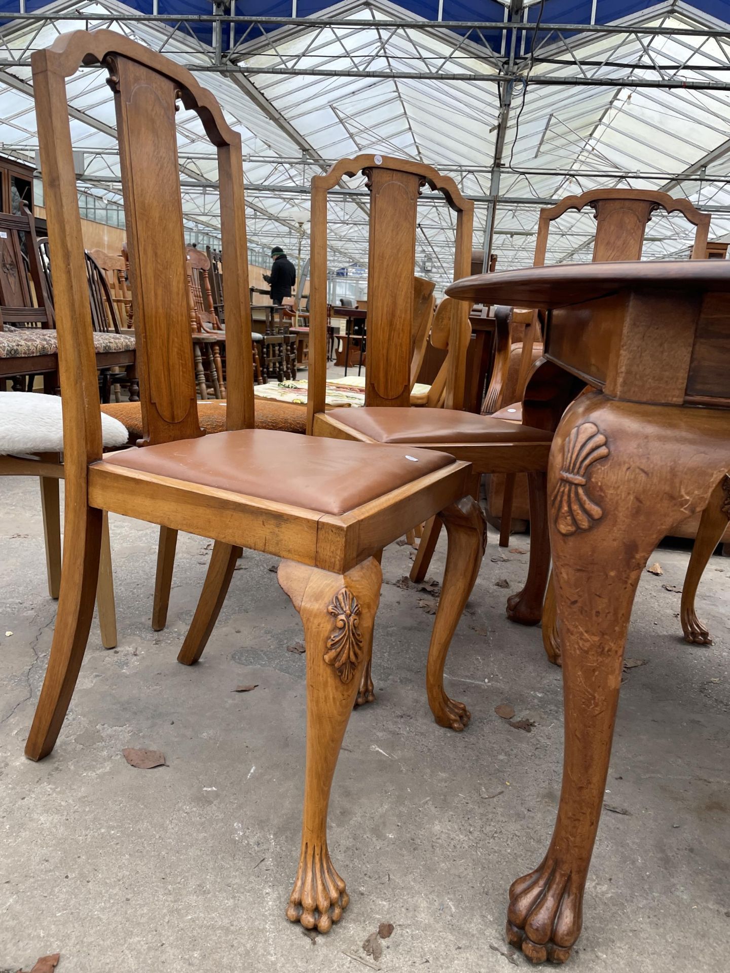 A LATE VICTORIAN WALNUT WIND-OUT DINING TABLE, 52 X 41" (LEAF 17") COMPLETE WITH WINDER AND SIX - Image 4 of 8