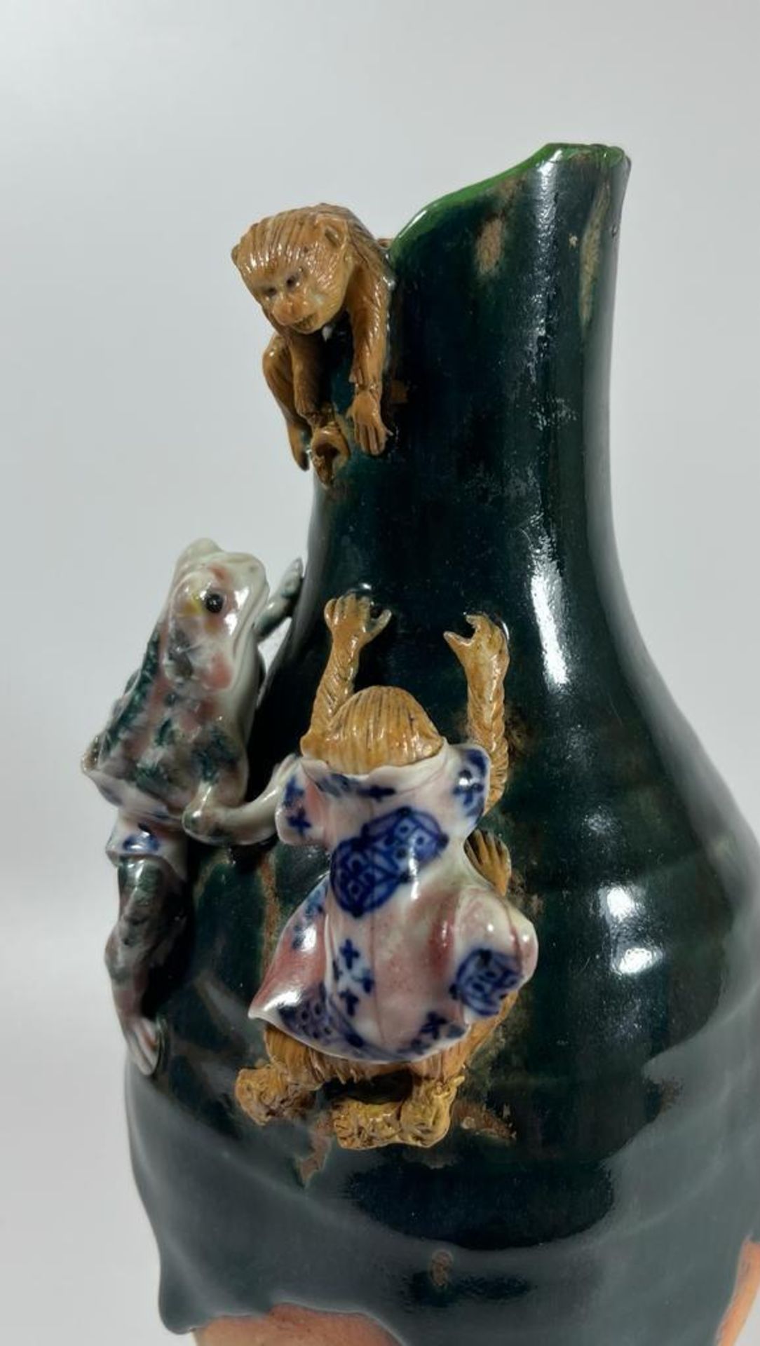 AN UNUSUAL JAPANESE STONEWARE VASE WITH RELIEF MOULDED MONKEY AND TOAD / FROG DESIGN, SIGNED, HEIGHT - Image 3 of 7