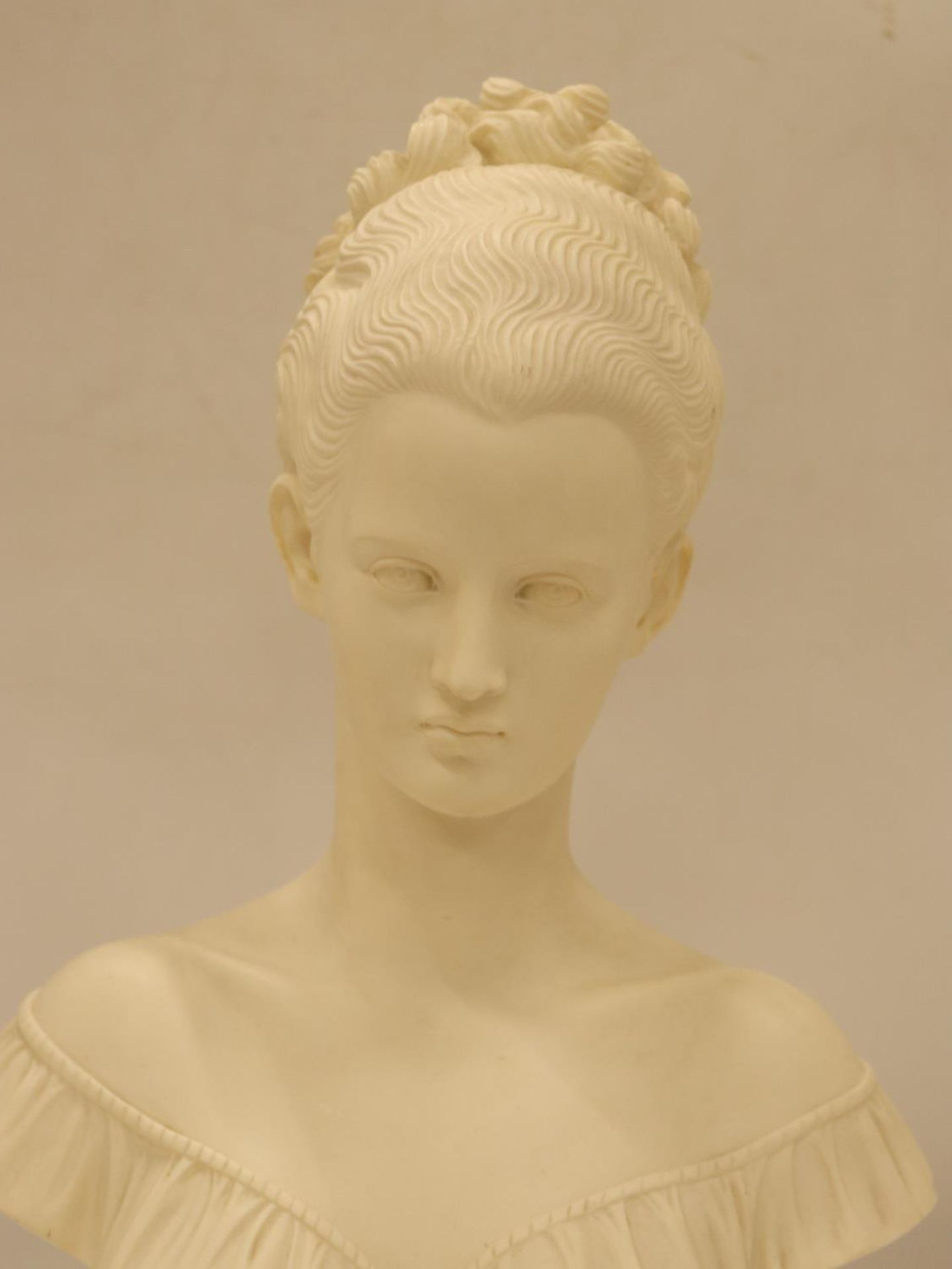 A BUST OF A LADY ON A MARBLE PLINTH, HEIGHT 33CM - Image 3 of 5