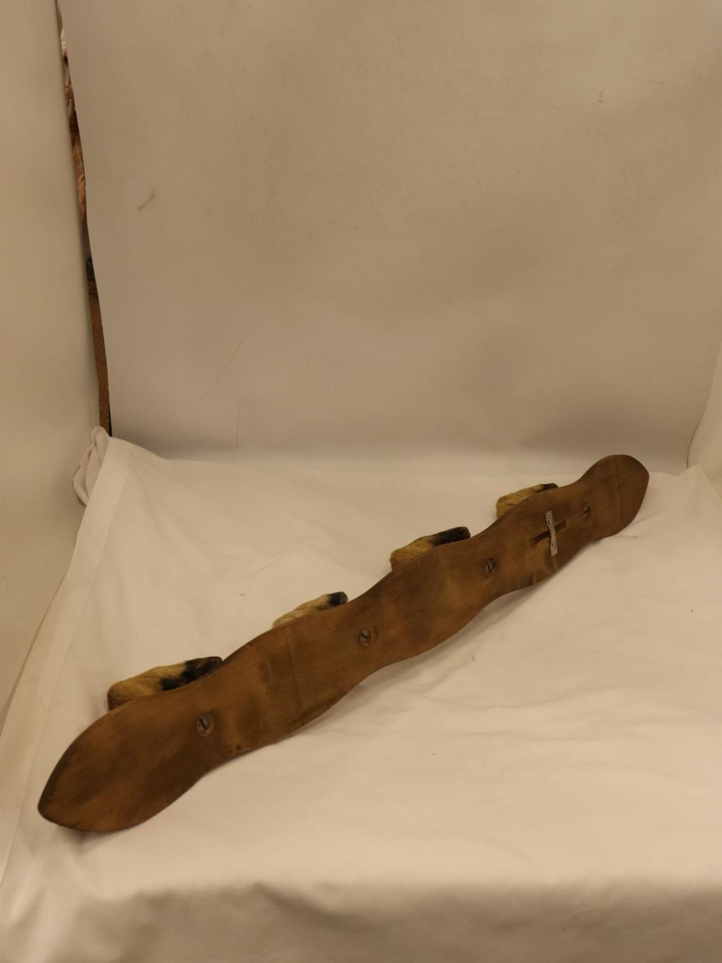 A WALL MOUNTED FOUR 'HOOFED' COAT RACK - Image 4 of 4