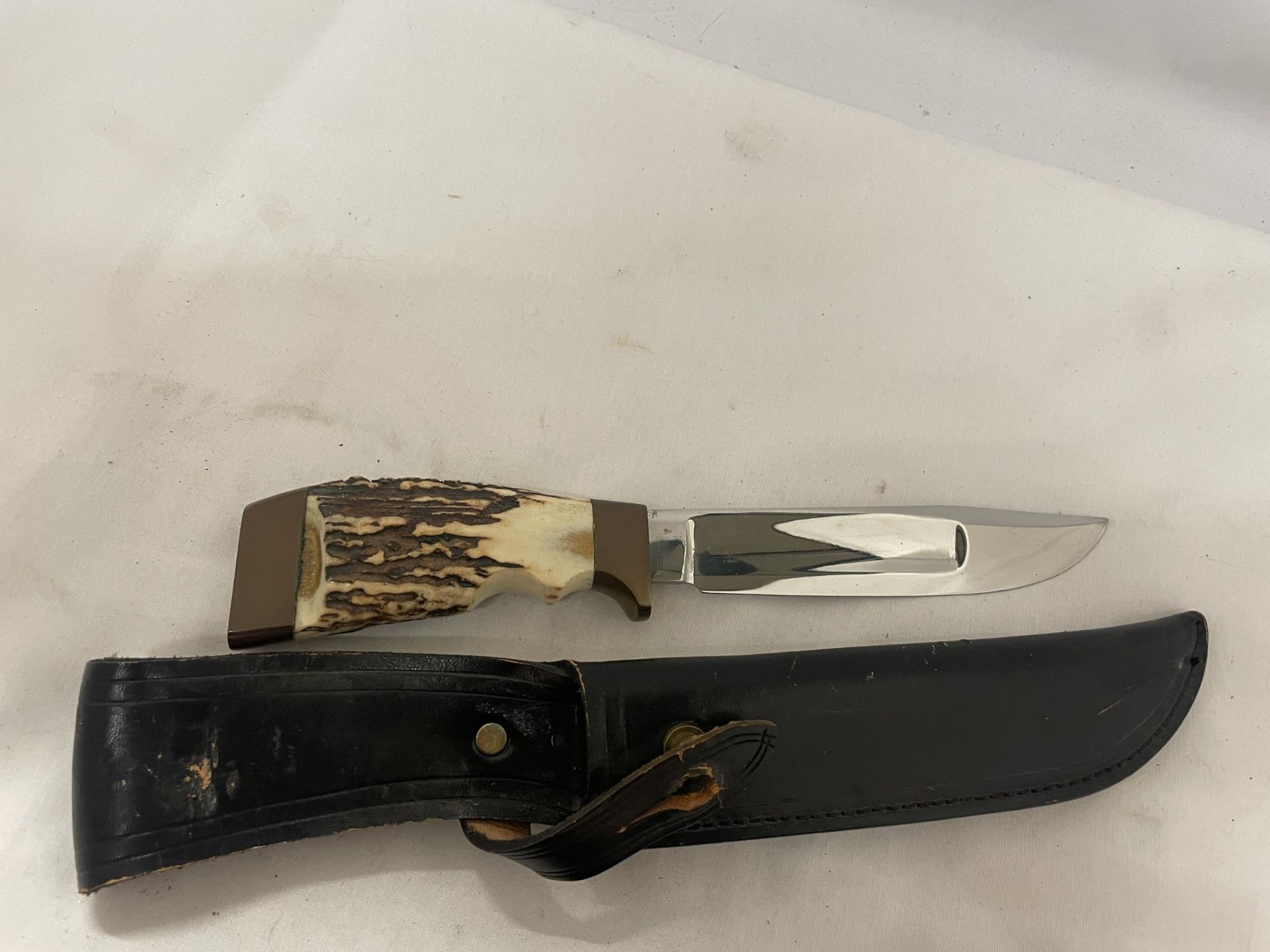TWO CASED KNIVES TO INCLUDE A BONE HANDLED HUNTING KNIFE AND A DECORATIVE STAG DESIGN POCKET KNIFE - Image 2 of 4