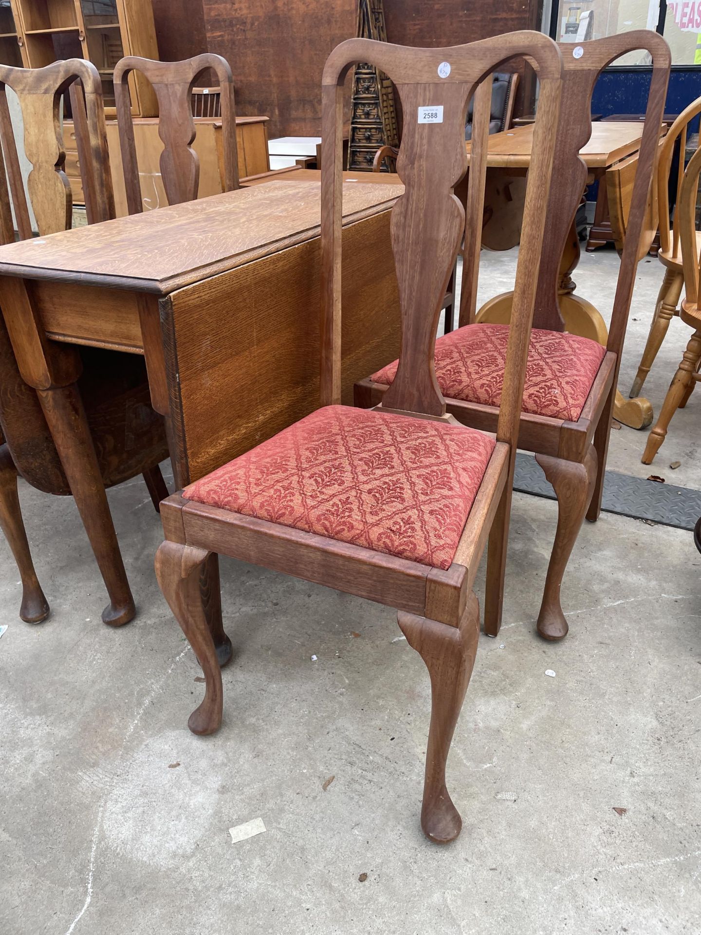 A MID 20TH CENTURY OAK GATELEG DINING TABLE AND SIX SIMILAR CHAIRS - Image 2 of 4