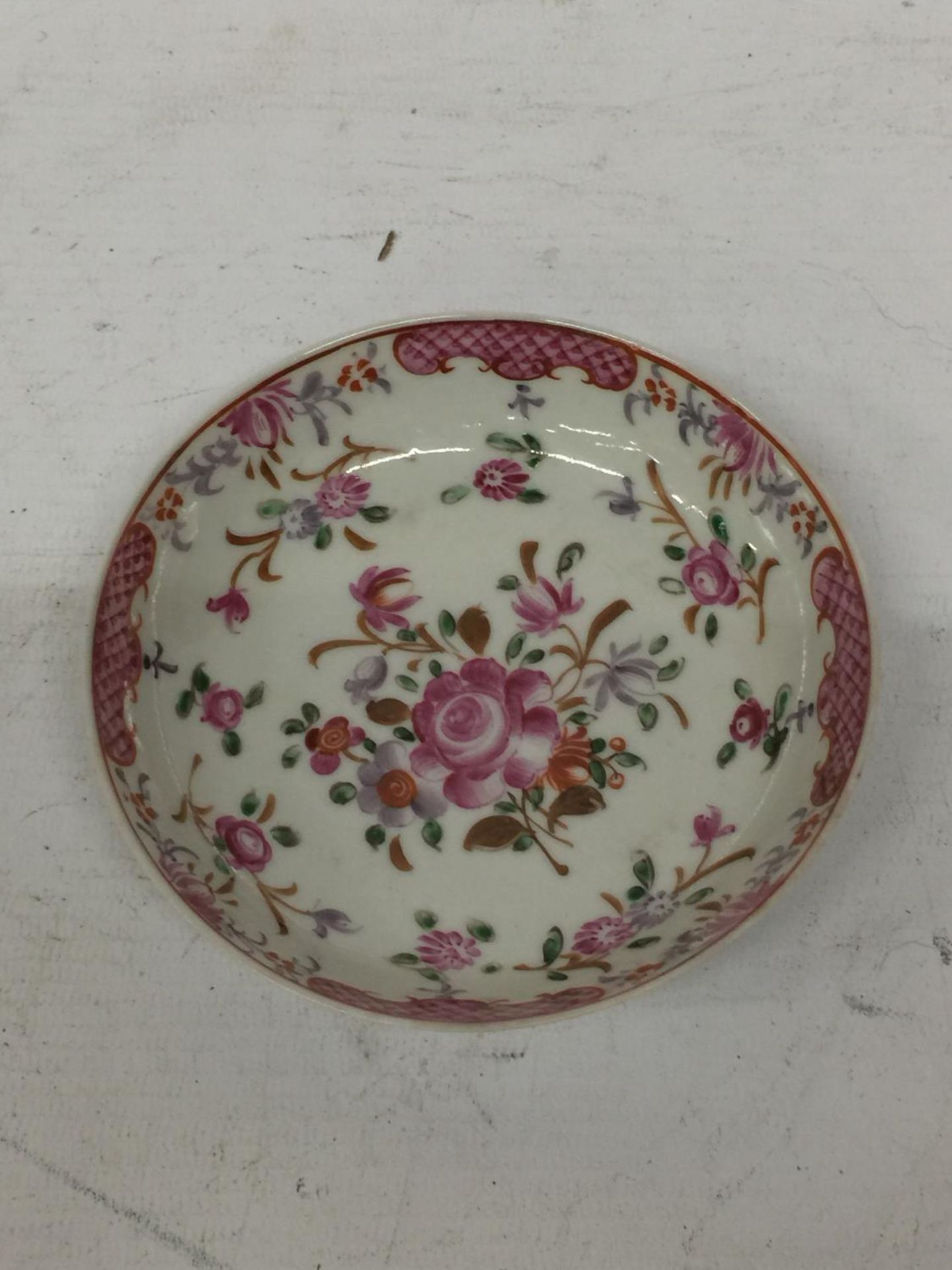 A LATE 18TH/EARLY 19TH CENTURY CHINESE EXPORT FAMILLE ROSE TEA BOWL AND SAUCER - FAINT HAIRLINE - Image 3 of 4